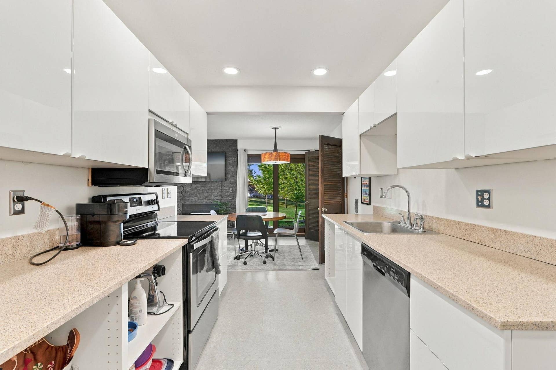 7294 Vista Court, Eden Prairie, MN 55346 Updated kitchen - New cabinets