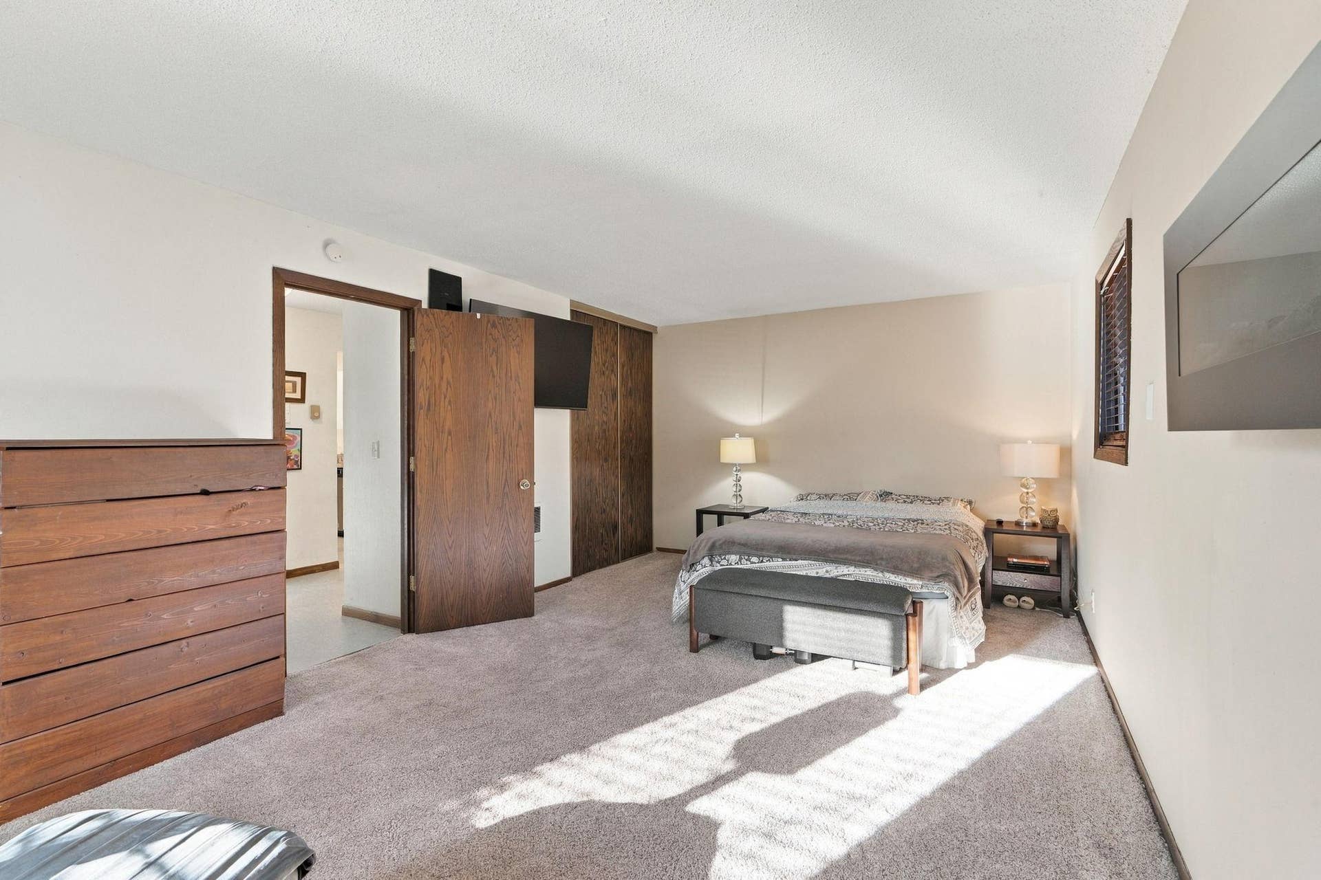 7294 Vista Court, Eden Prairie, MN 55346 Huge bedroom 21' x 12'