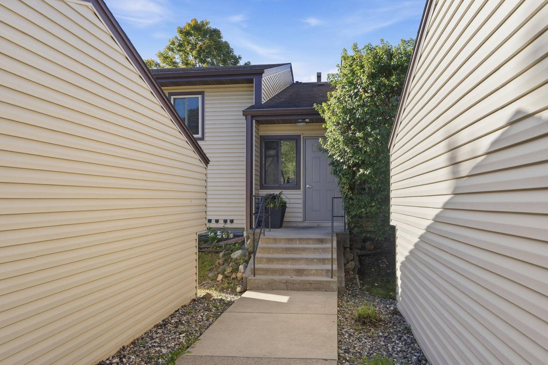 7294 Vista Court, Eden Prairie, MN 55346 Main Entrance
