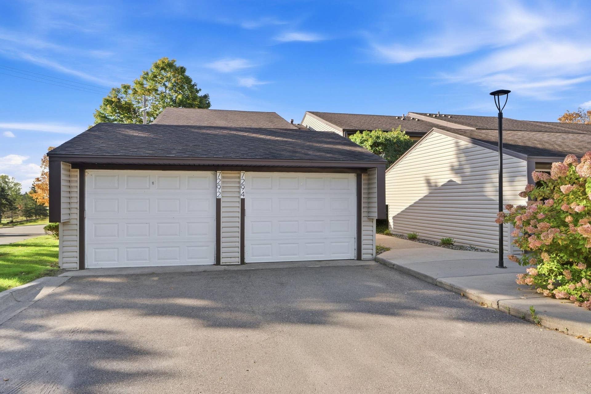 7294 Vista Court, Eden Prairie, MN 55346 Single Garage on Right