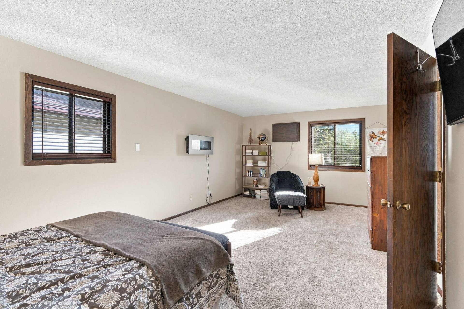 7294 Vista Court, Eden Prairie, MN 55346 Huge bedroom 21' x 12'