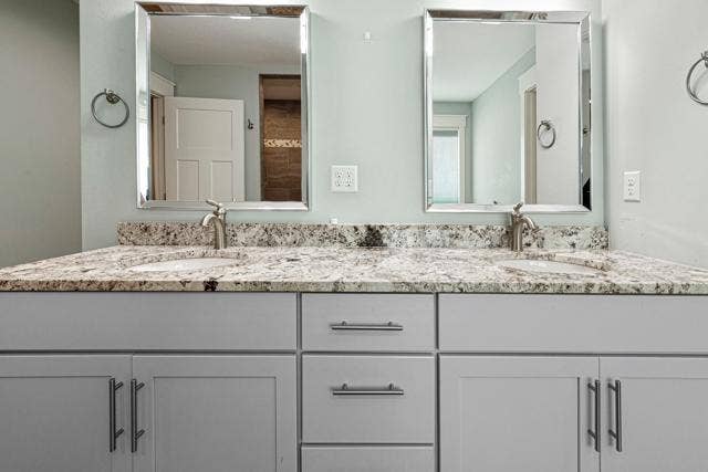 317 Oak Marsh Drive, Mankato, MN 56001 46_40 main bathroom.jpg