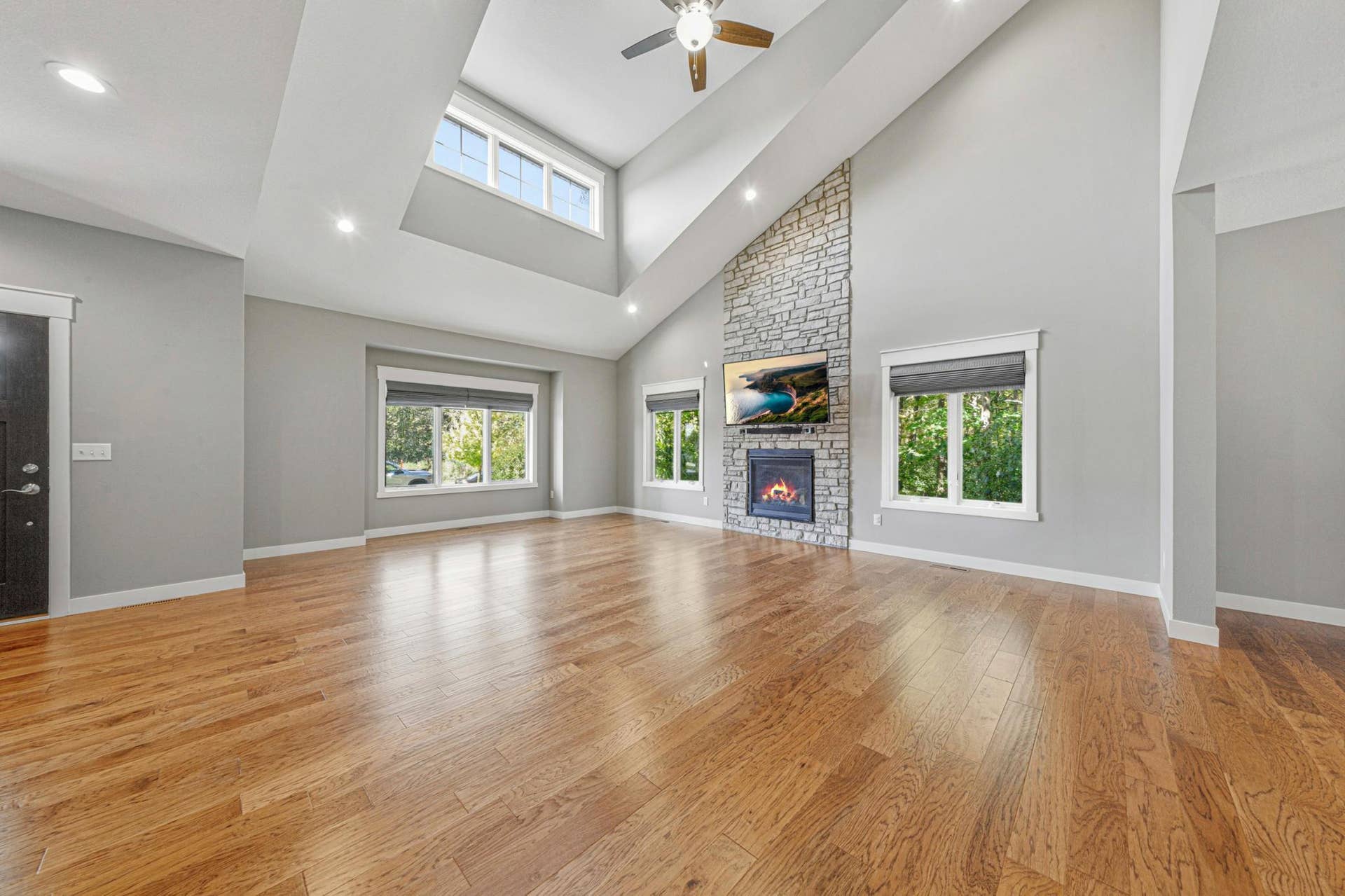317 Oak Marsh Drive, Mankato, MN 56001 15 living.jpg