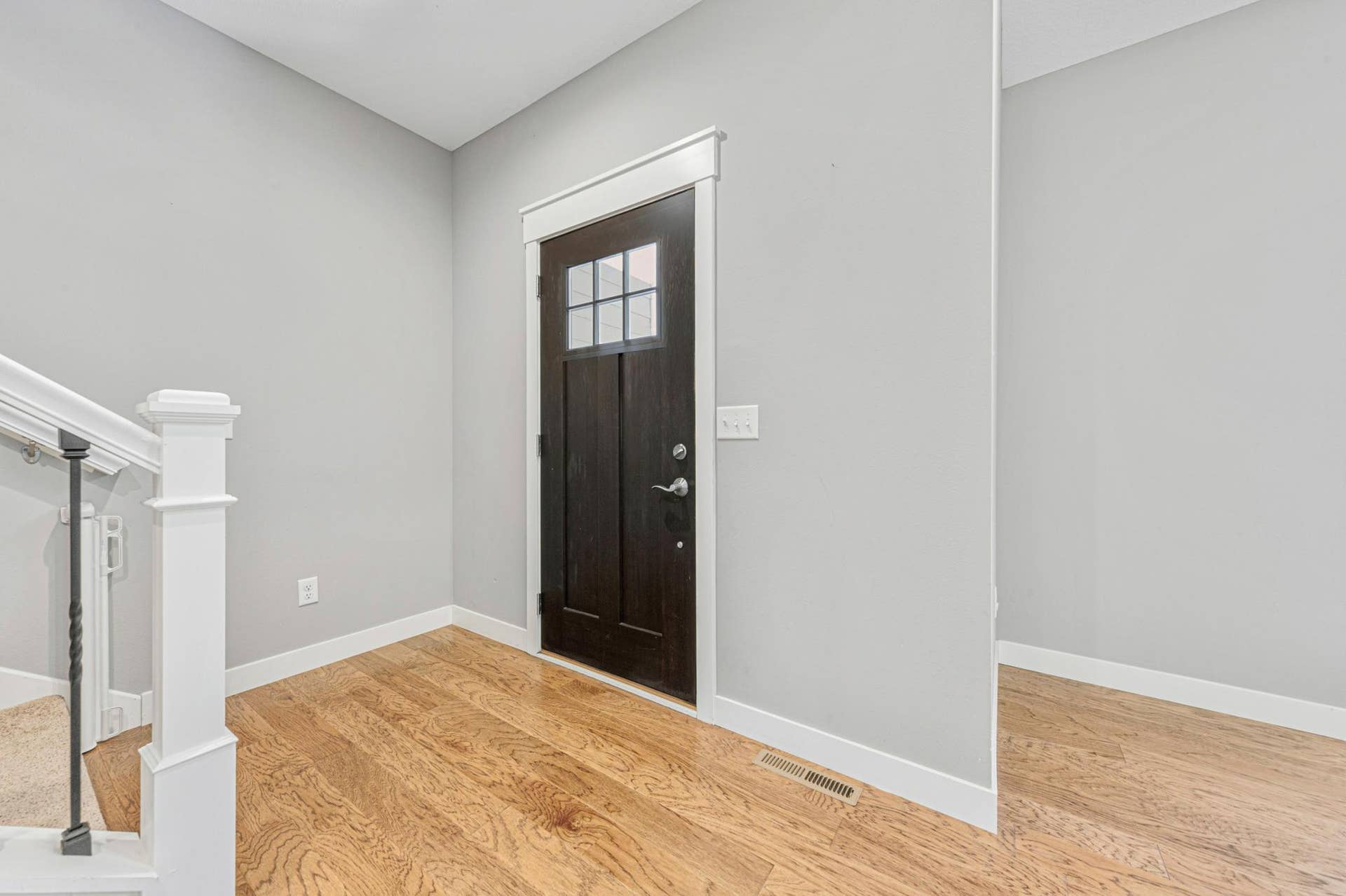 317 Oak Marsh Drive, Mankato, MN 56001 13 entry_foyer.jpg