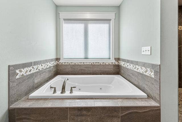 317 Oak Marsh Drive, Mankato, MN 56001 47_41 main bathroom.jpg
