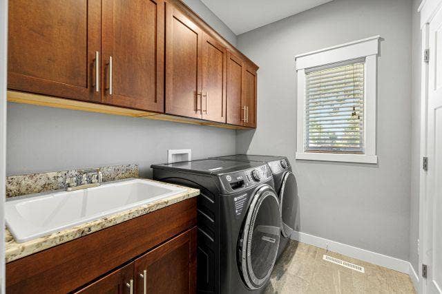 317 Oak Marsh Drive, Mankato, MN 56001 28 laundry.jpg