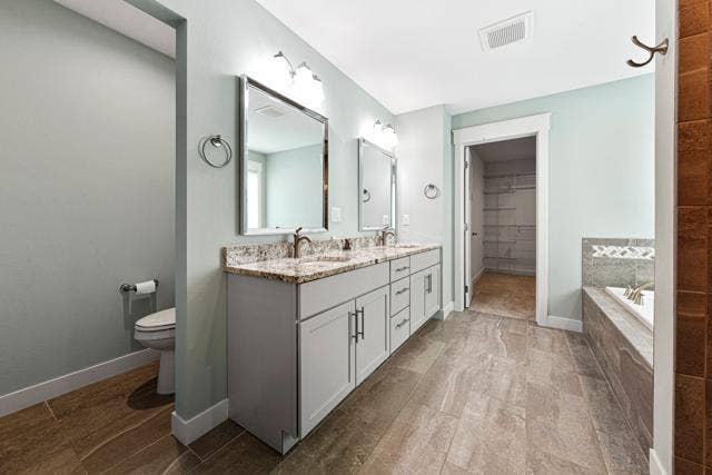 317 Oak Marsh Drive, Mankato, MN 56001 45_39 main bathroom.jpg