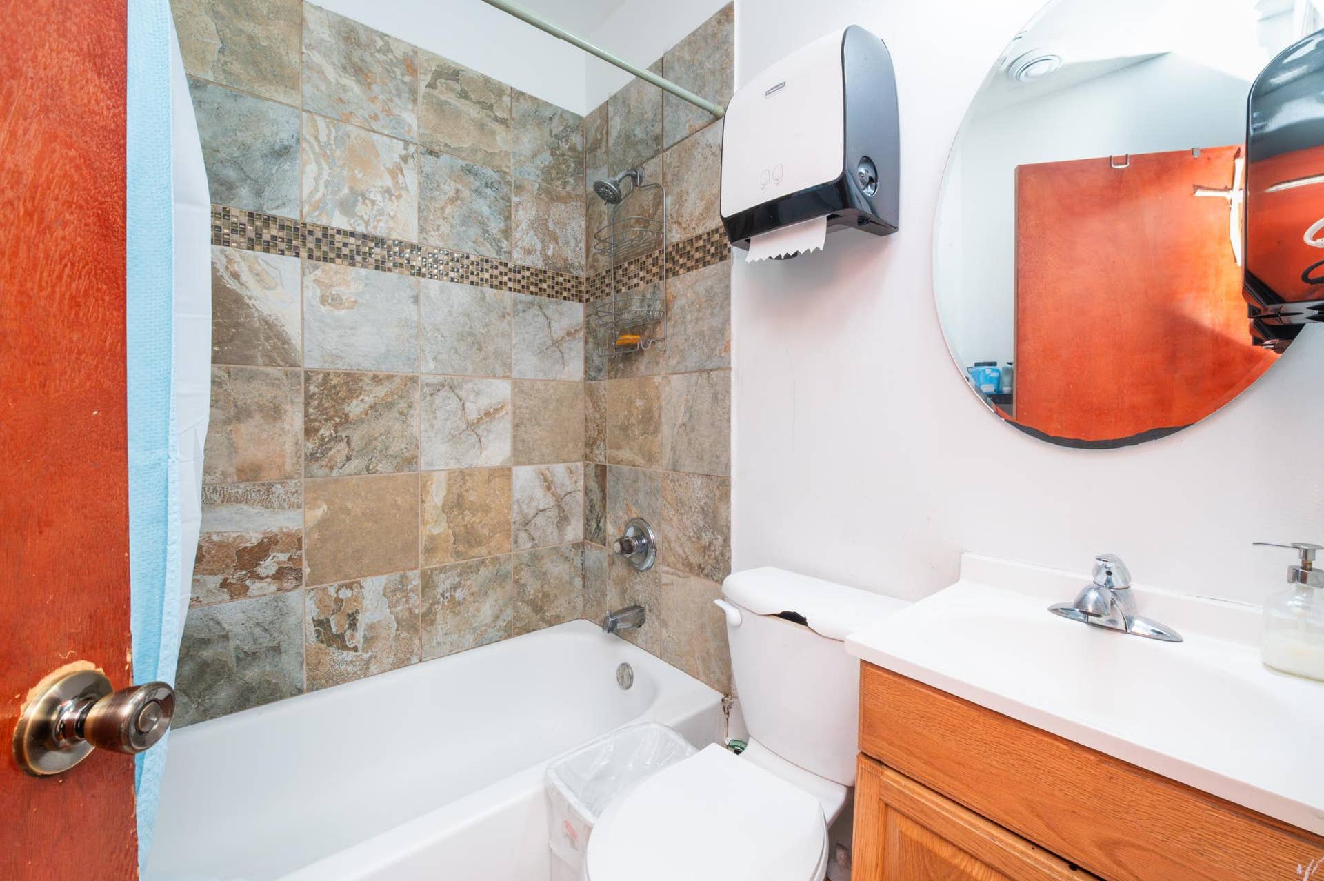 2218 4th Avenue N, 30, Minneapolis, MN 55405 toplevelbath-11.jpg
