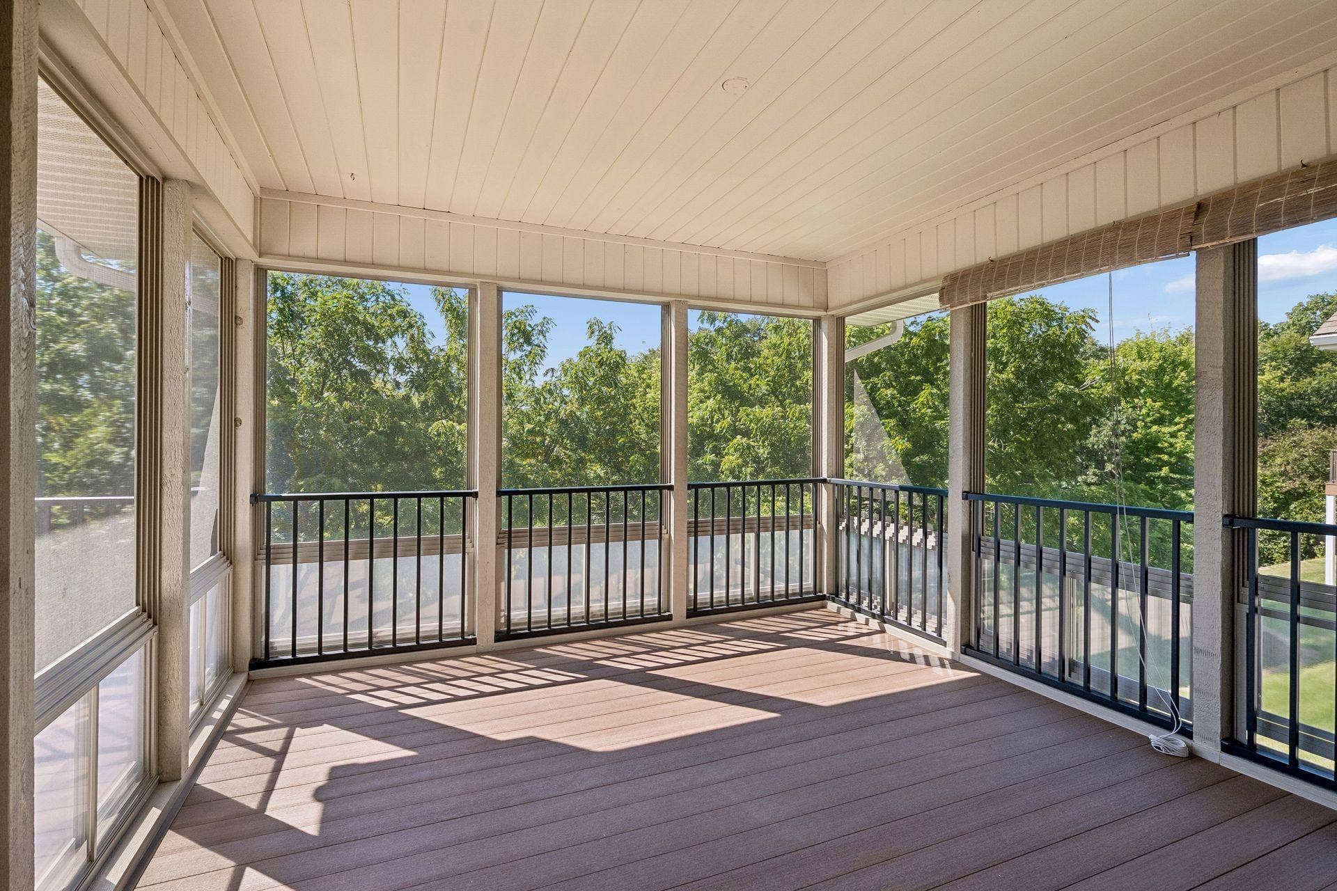 7063 Oak Pointe Curve, Bloomington, MN 55438 "Easy Screens" keep the porch clean and weather free