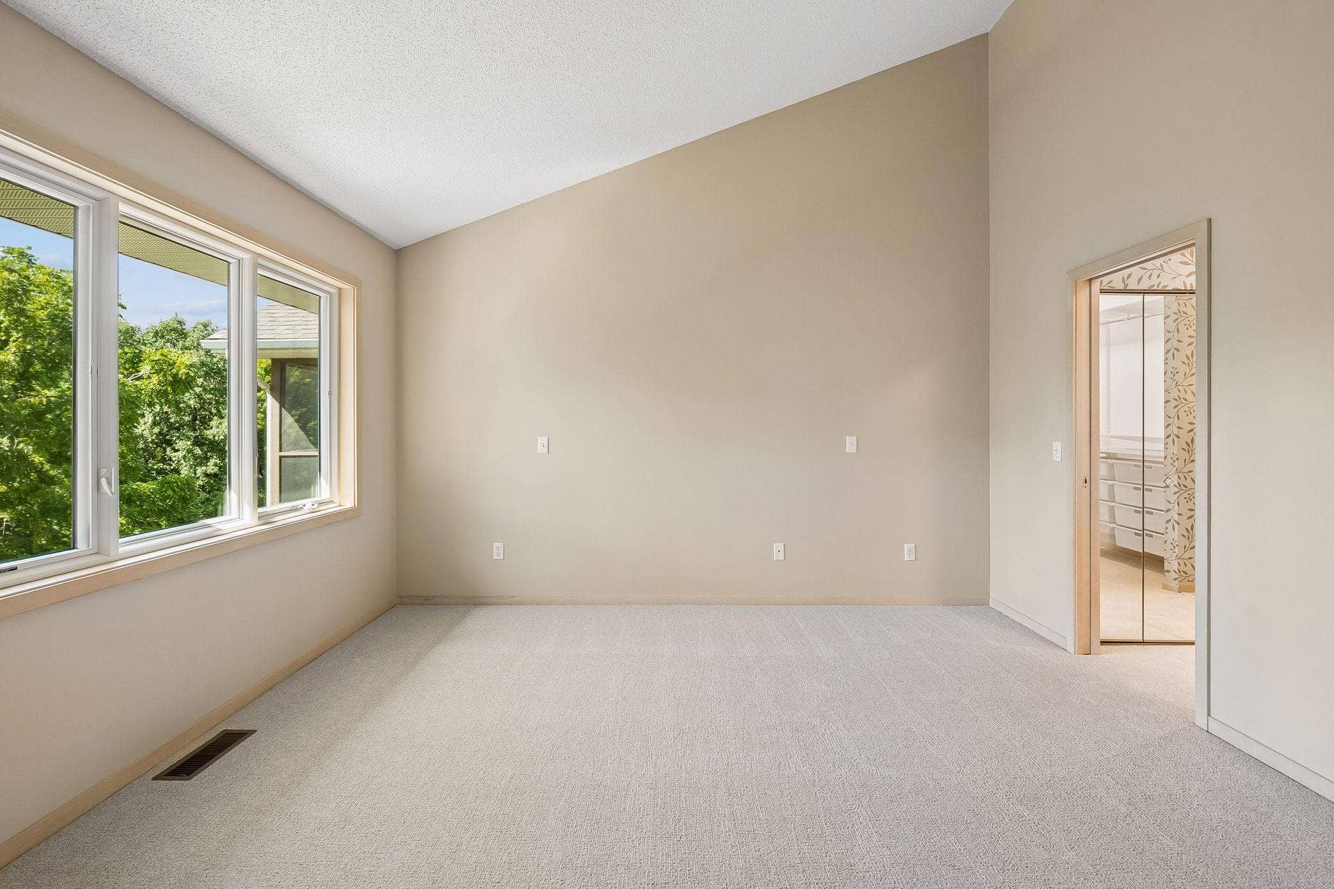 7063 Oak Pointe Curve, Bloomington, MN 55438 Cheerful way to start your day