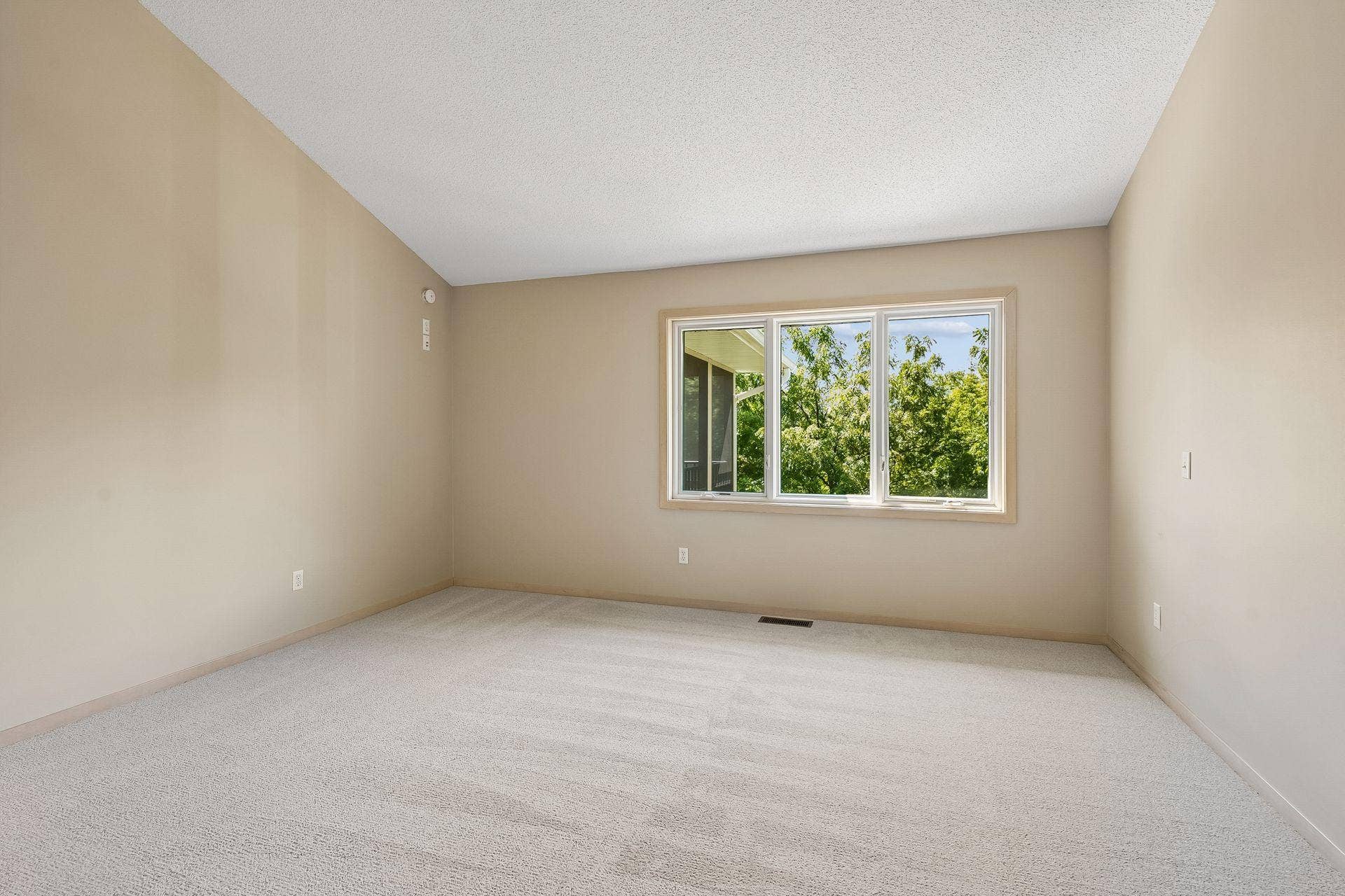 7063 Oak Pointe Curve, Bloomington, MN 55438 7063 Oak Pointe Curve, Bloomington, MN 55438