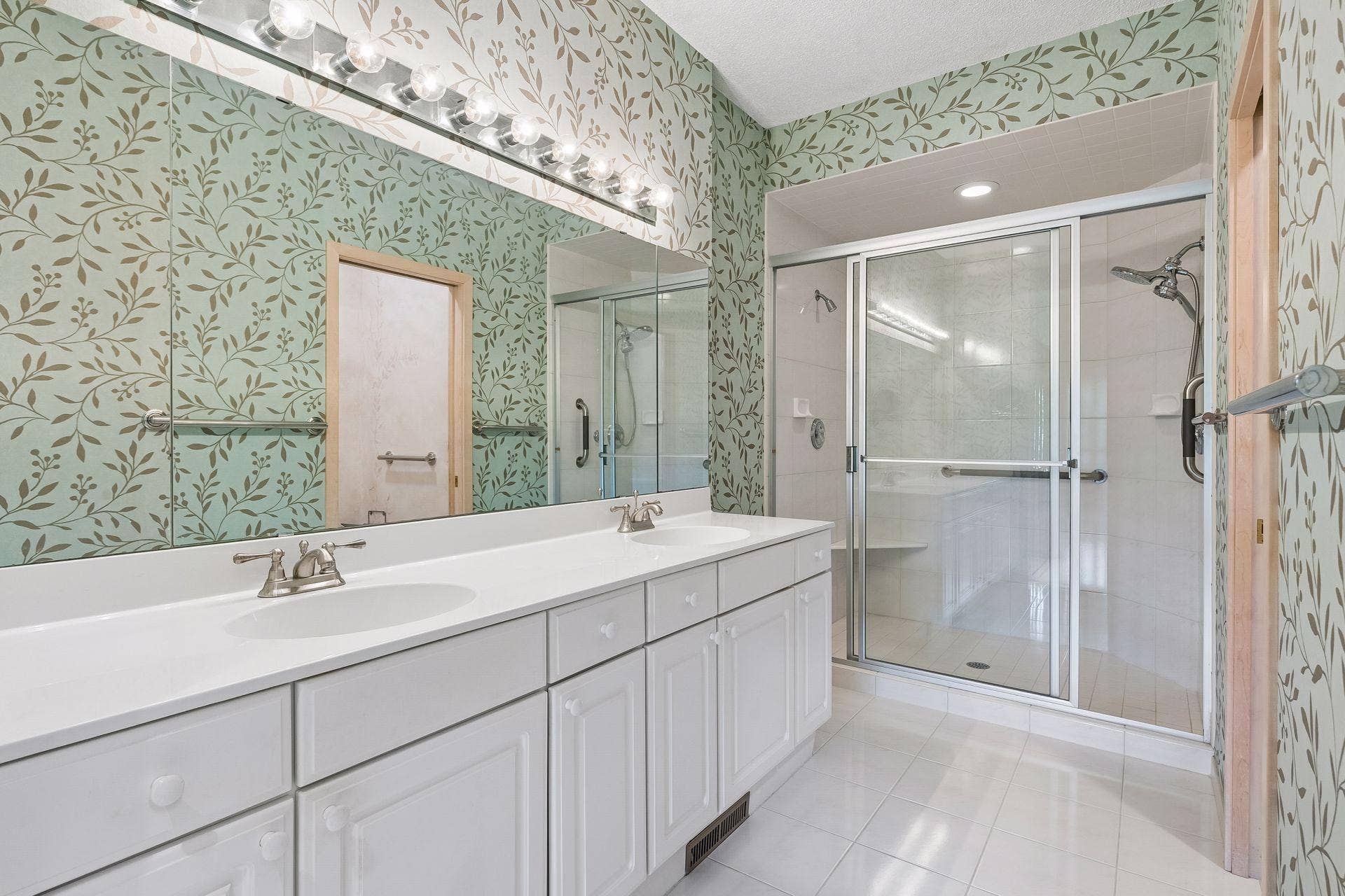 7063 Oak Pointe Curve, Bloomington, MN 55438 Double vanity compliments the double shower