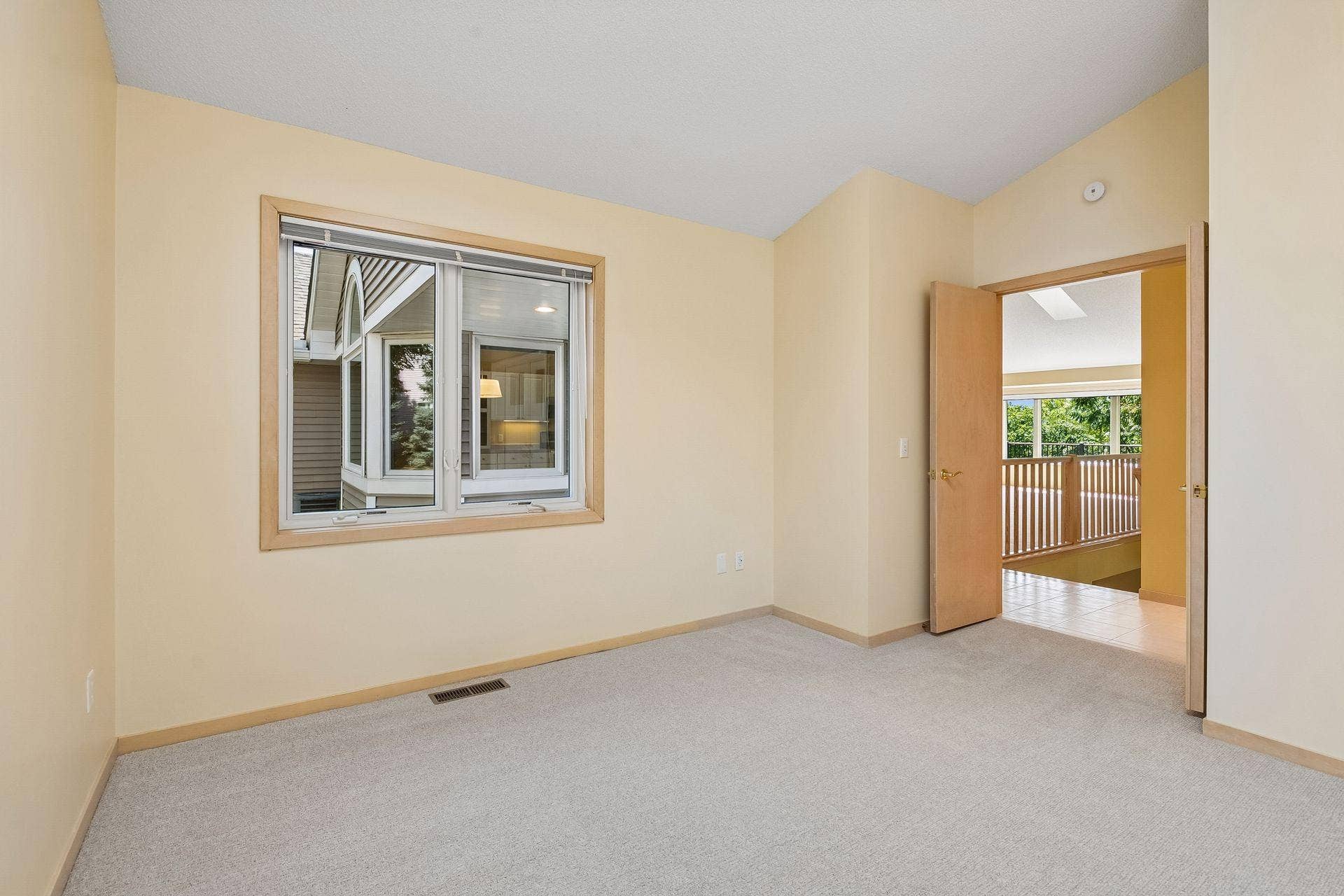 7063 Oak Pointe Curve, Bloomington, MN 55438 2nd Main Level Bedroom can be used as a Den or an Office