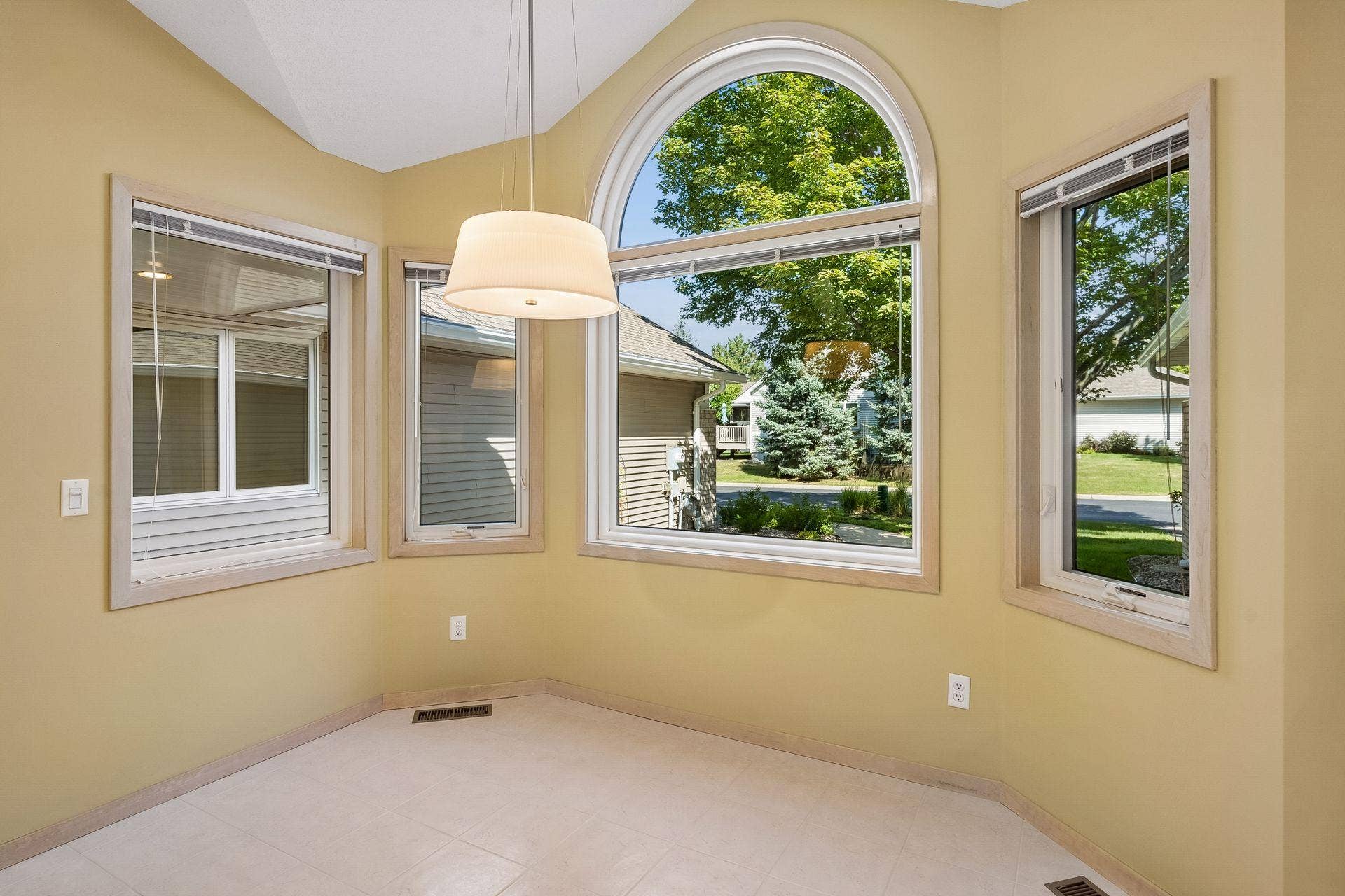 7063 Oak Pointe Curve, Bloomington, MN 55438 Pretty windows are in excellent condition