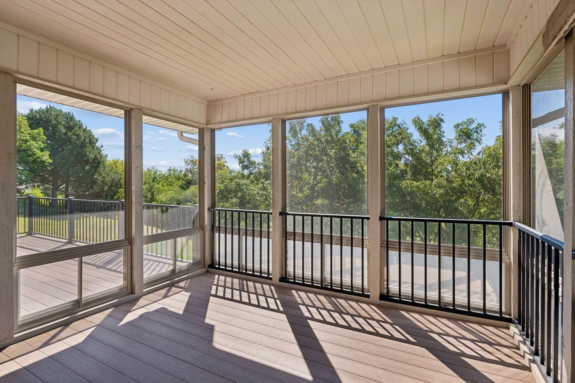 7063 Oak Pointe Curve, Bloomington, MN 55438 Screen Porch adjacent to livingrom with new composite decking