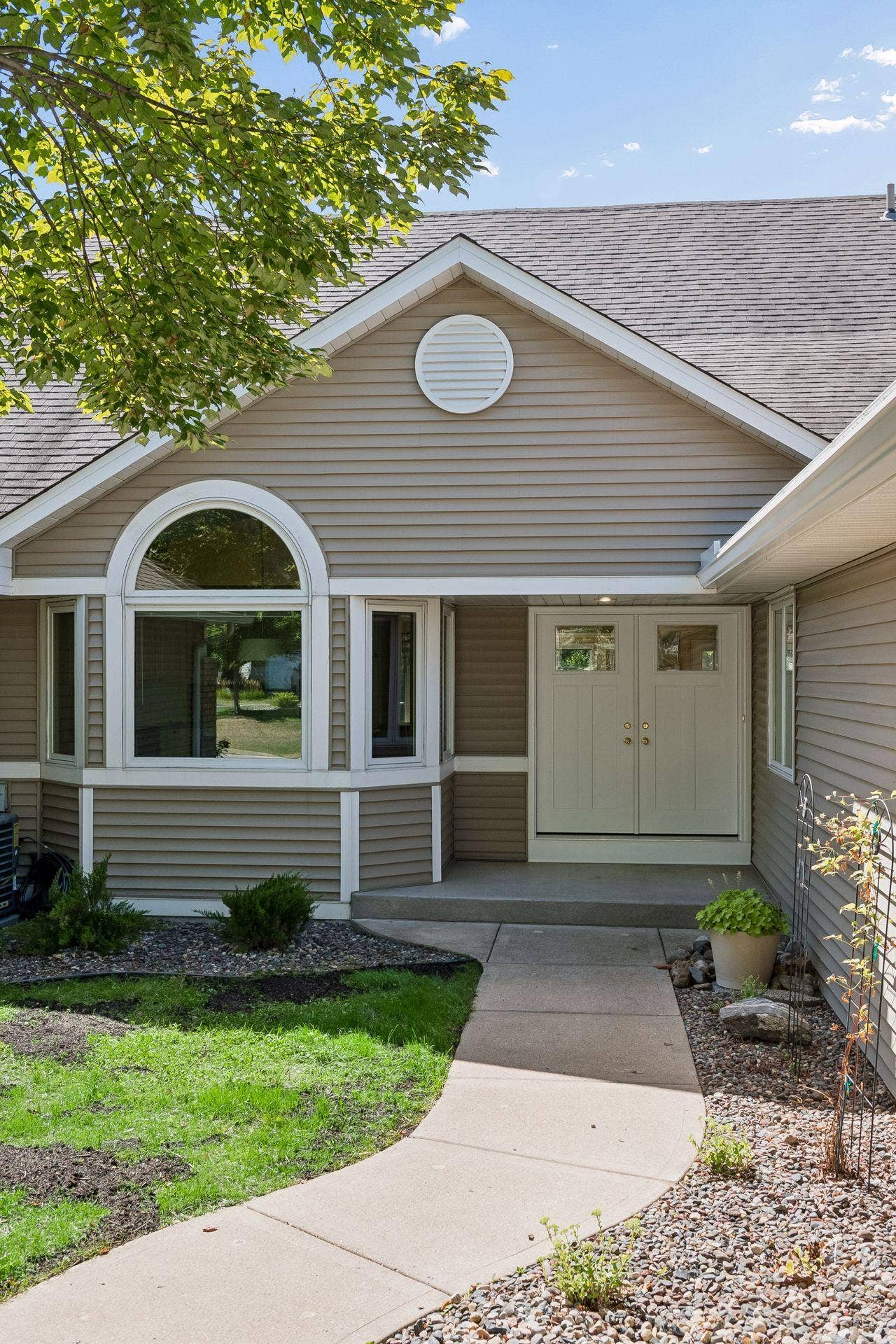 7063 Oak Pointe Curve, Bloomington, MN 55438 Peaceful & private entrance
