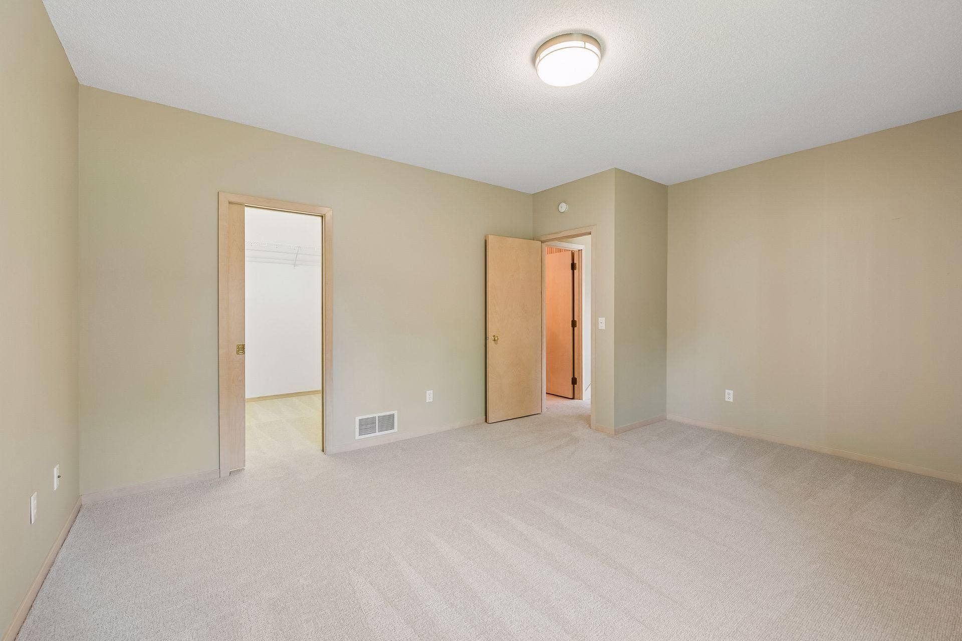 7063 Oak Pointe Curve, Bloomington, MN 55438 3rd Bedroom is on Lower Level with a walk-in Closet