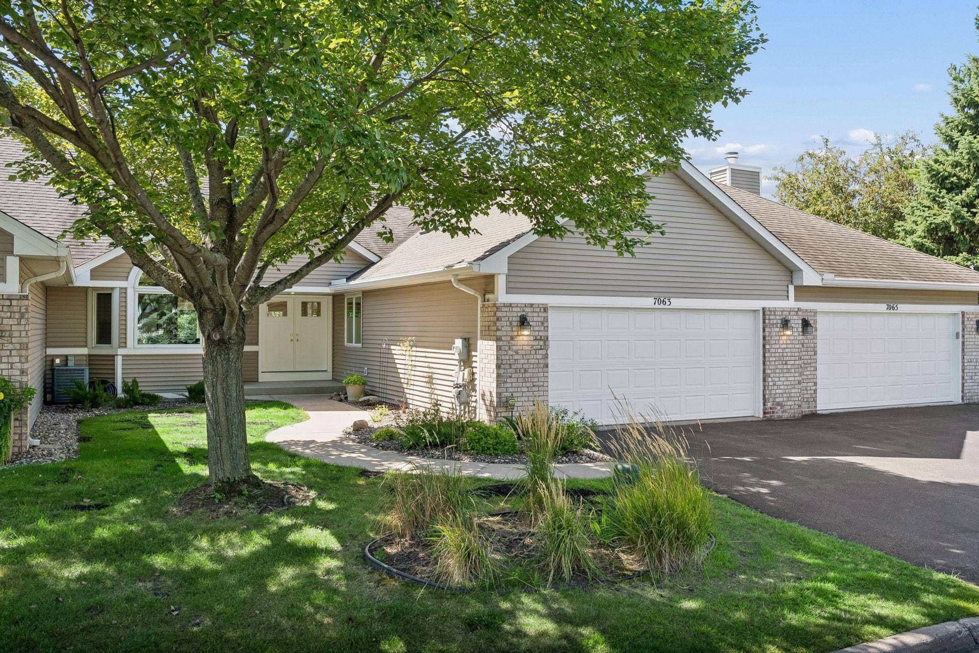 7063 Oak Pointe Curve, Bloomington, MN 55438 Welcome to 7064 Oak Pointe Curv