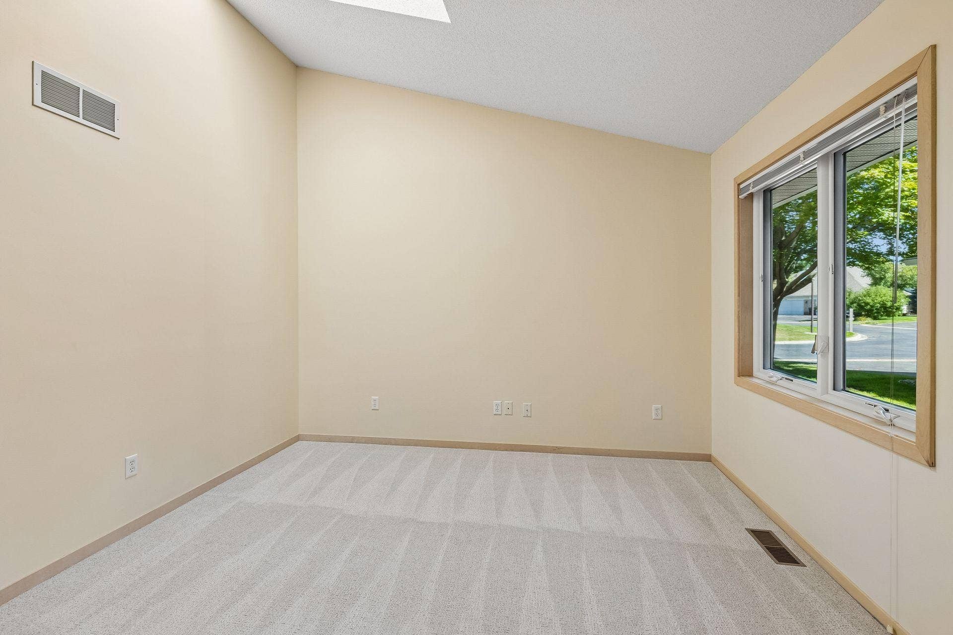 7063 Oak Pointe Curve, Bloomington, MN 55438 Cheerful spaces throughpout