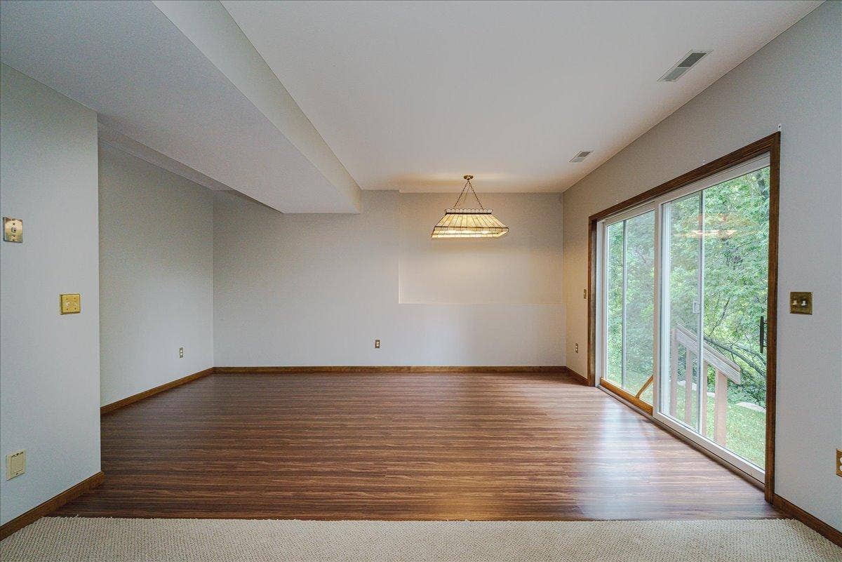 1060 Dennis Street S, Maplewood, MN 55119 41-Family Room.jpg