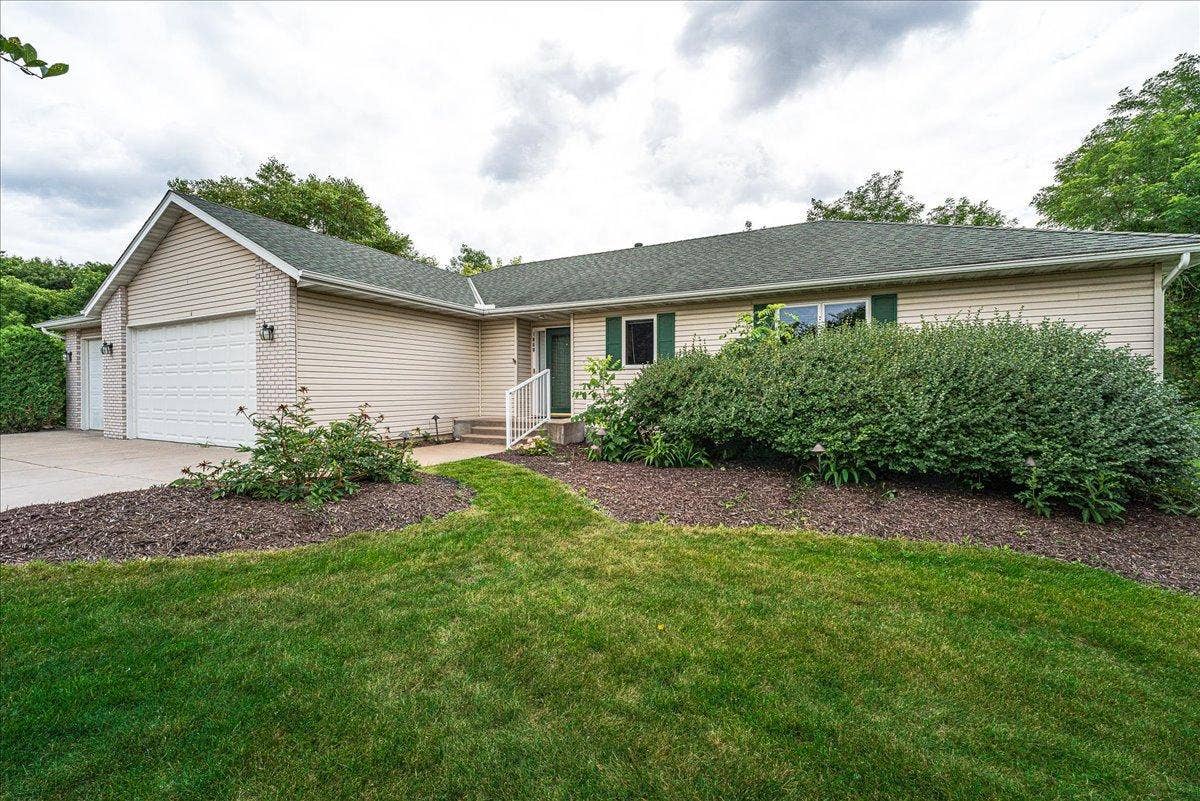 1060 Dennis Street S, Maplewood, MN 55119 66-Exterior Front.jpg