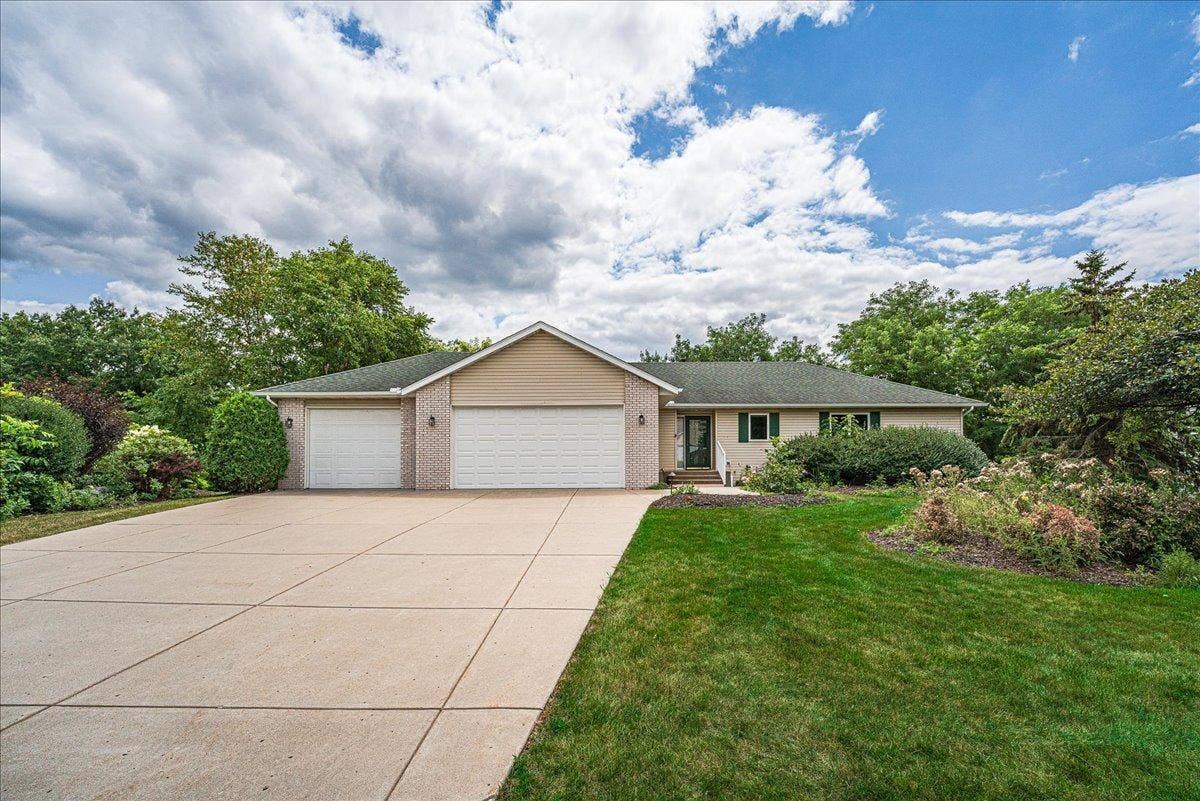 1060 Dennis Street S, Maplewood, MN 55119 01-Exterior Front.jpg