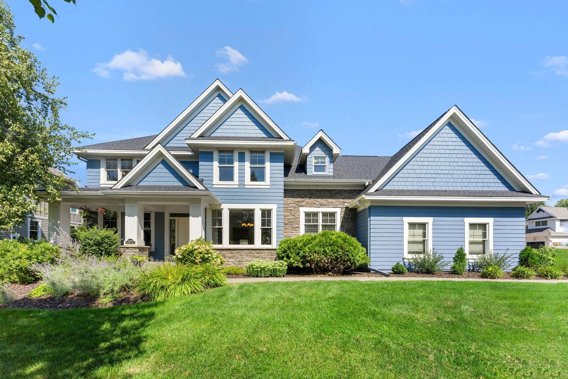 10930 Bentwater Lane, Woodbury, MN 55129 Welcome to 10930 Bentwater Ln in the beautiful Dancing Waters community. This 5-bedroom, 5-bathroom home has some beautiful updates/remodels, and is an entertainer's dream!