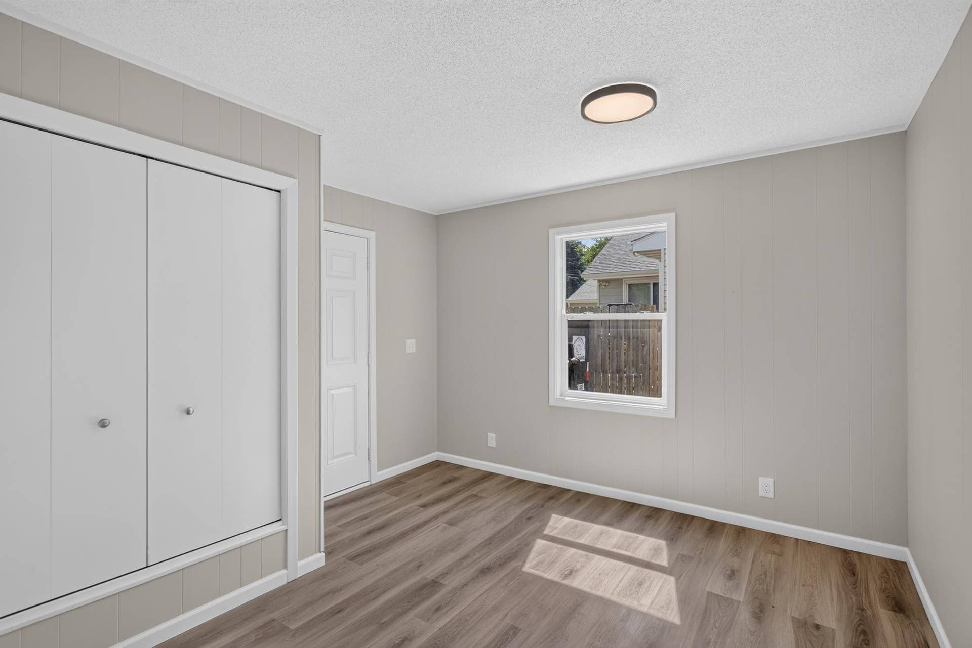 597 Meadow Lane, Woodbury, MN 55125 Rear enty foyer