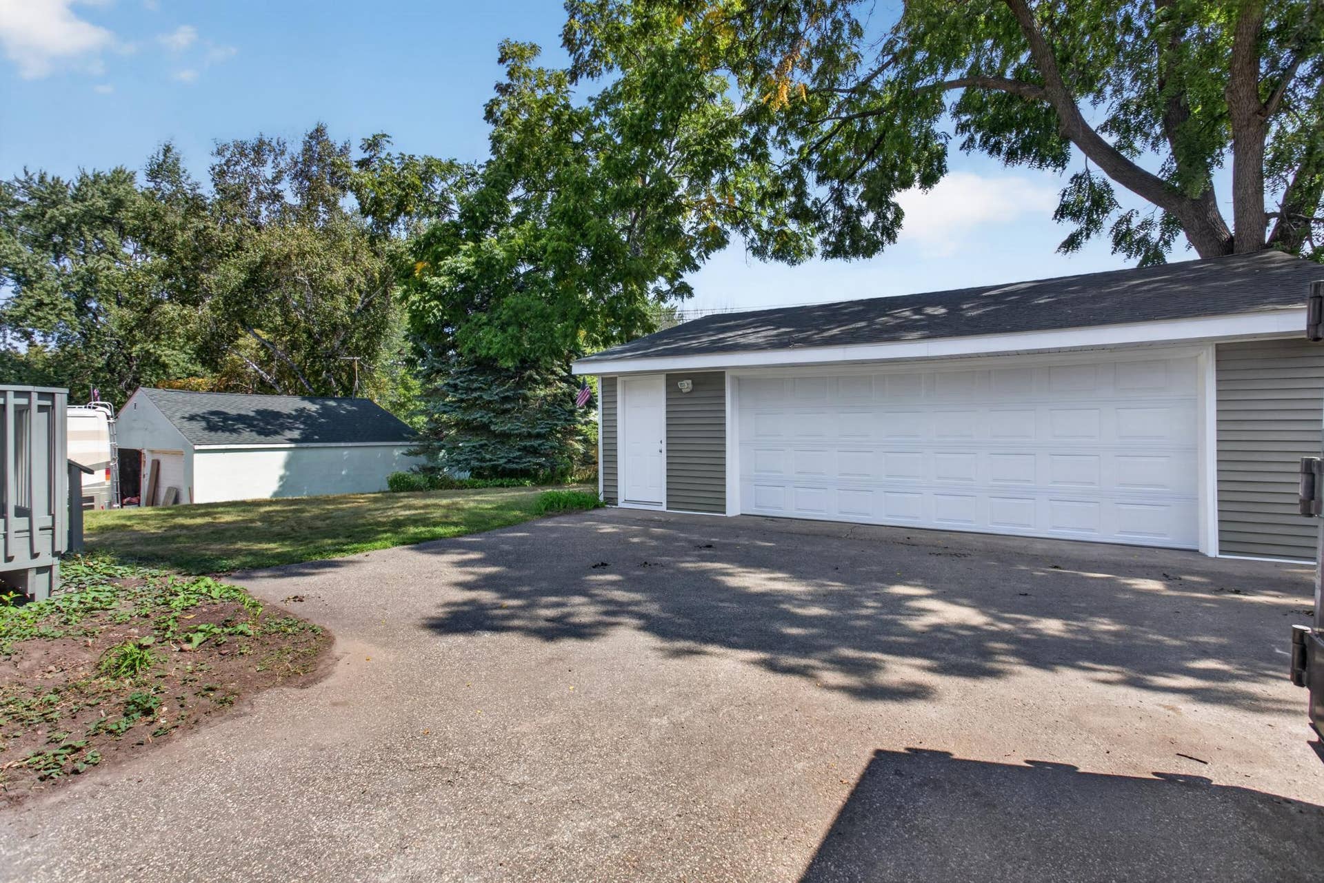 597 Meadow Lane, Woodbury, MN 55125 Oversized, deeper 2.5 stall garage