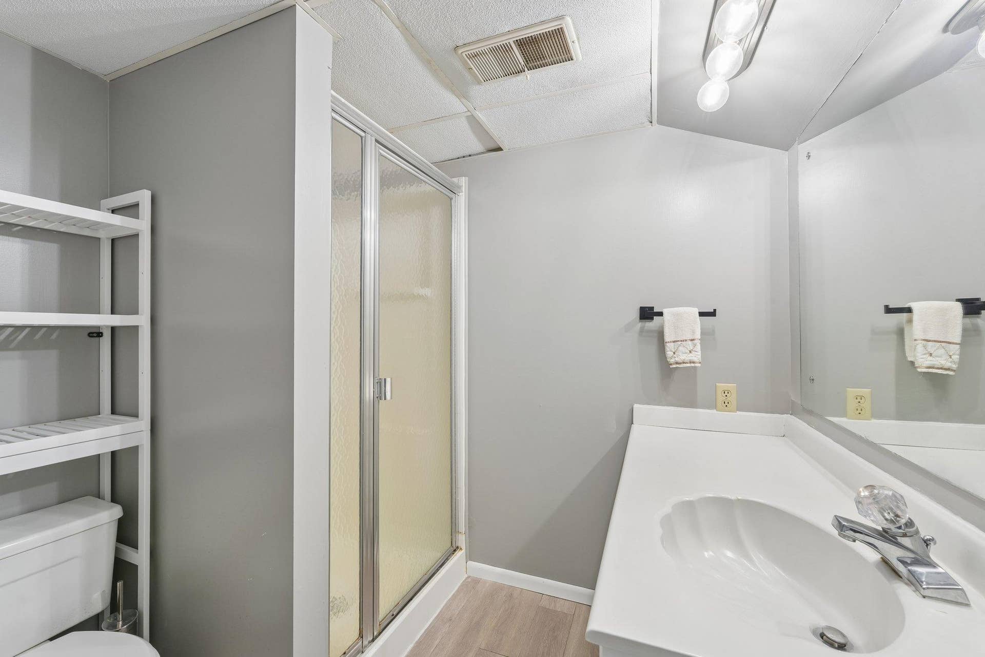 Lower level 3/4 bath