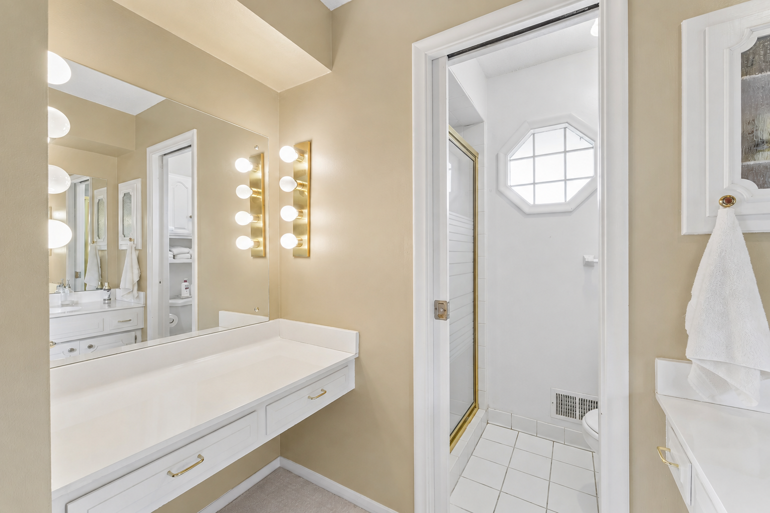 AI paint color of 3/4 primary bath