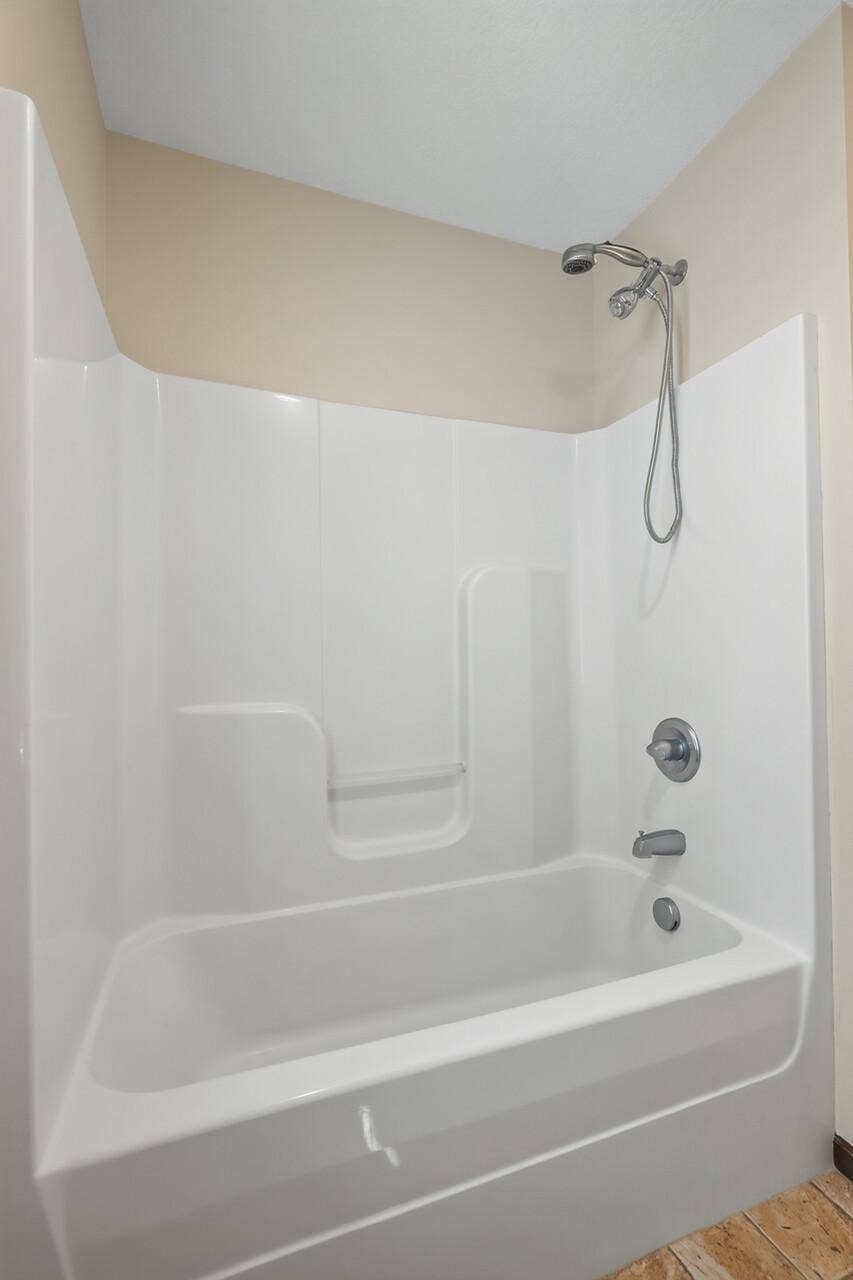 10548 Noble Circle N, Brooklyn Park, MN 55443 Upper-Level Bath: Convenient full bathroom serving the upper-level bedrooms.