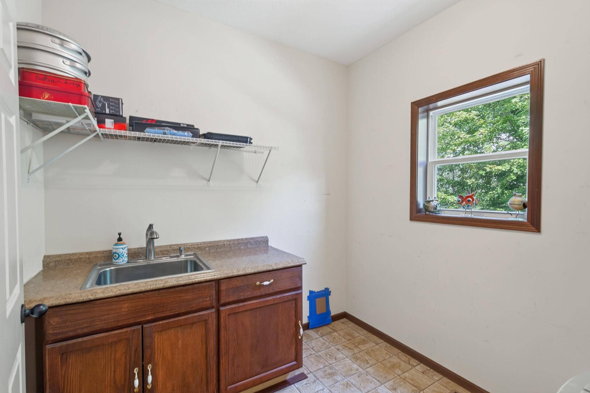 10548 Noble Circle N, Brooklyn Park, MN 55443 Mudroom: Convenient mudroom with washer and dryer hookups ready for installation (optional second laundry room).
