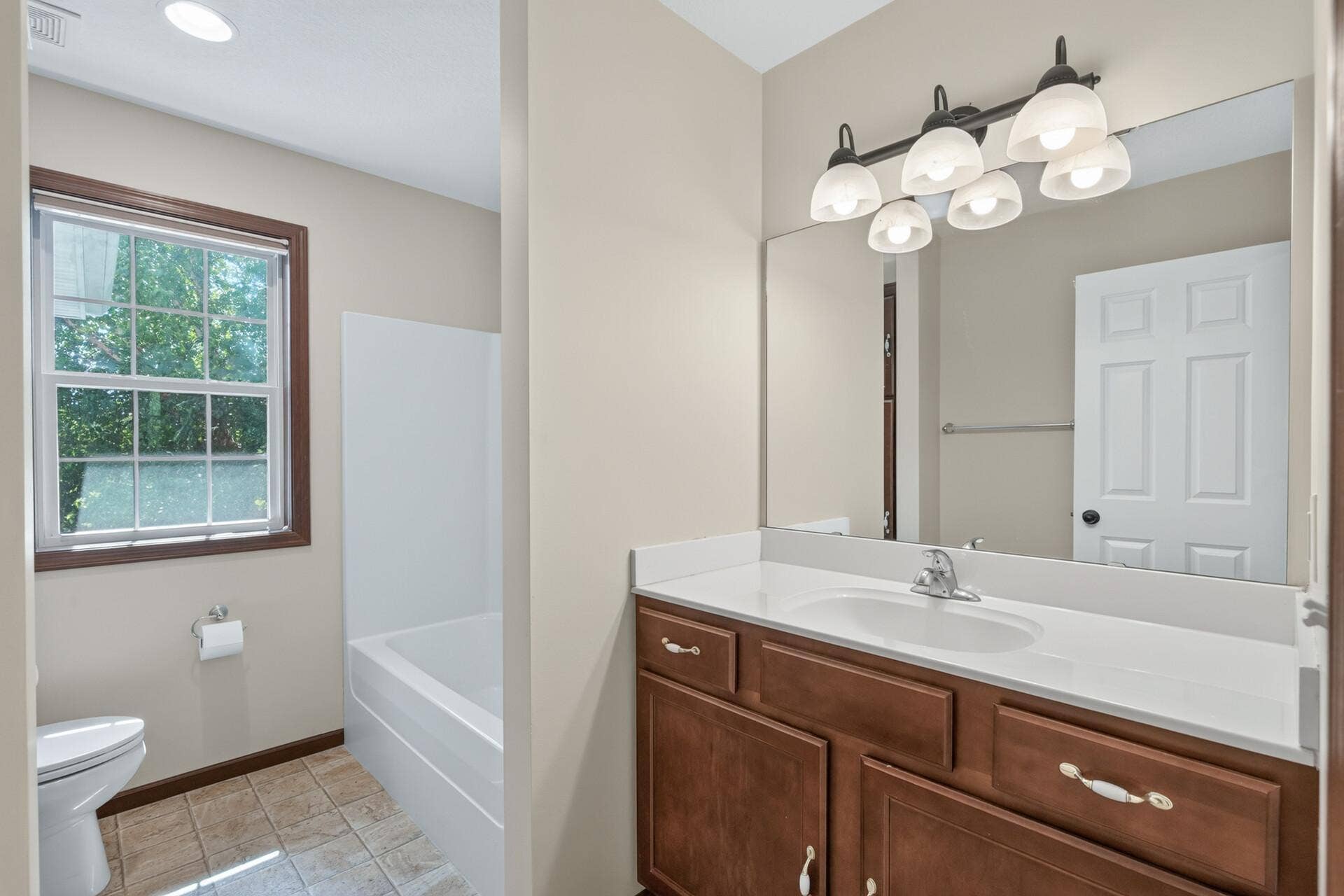 10548 Noble Circle N, Brooklyn Park, MN 55443 Upper-Level Bath: Convenient full bathroom serving the upper-level bedrooms.