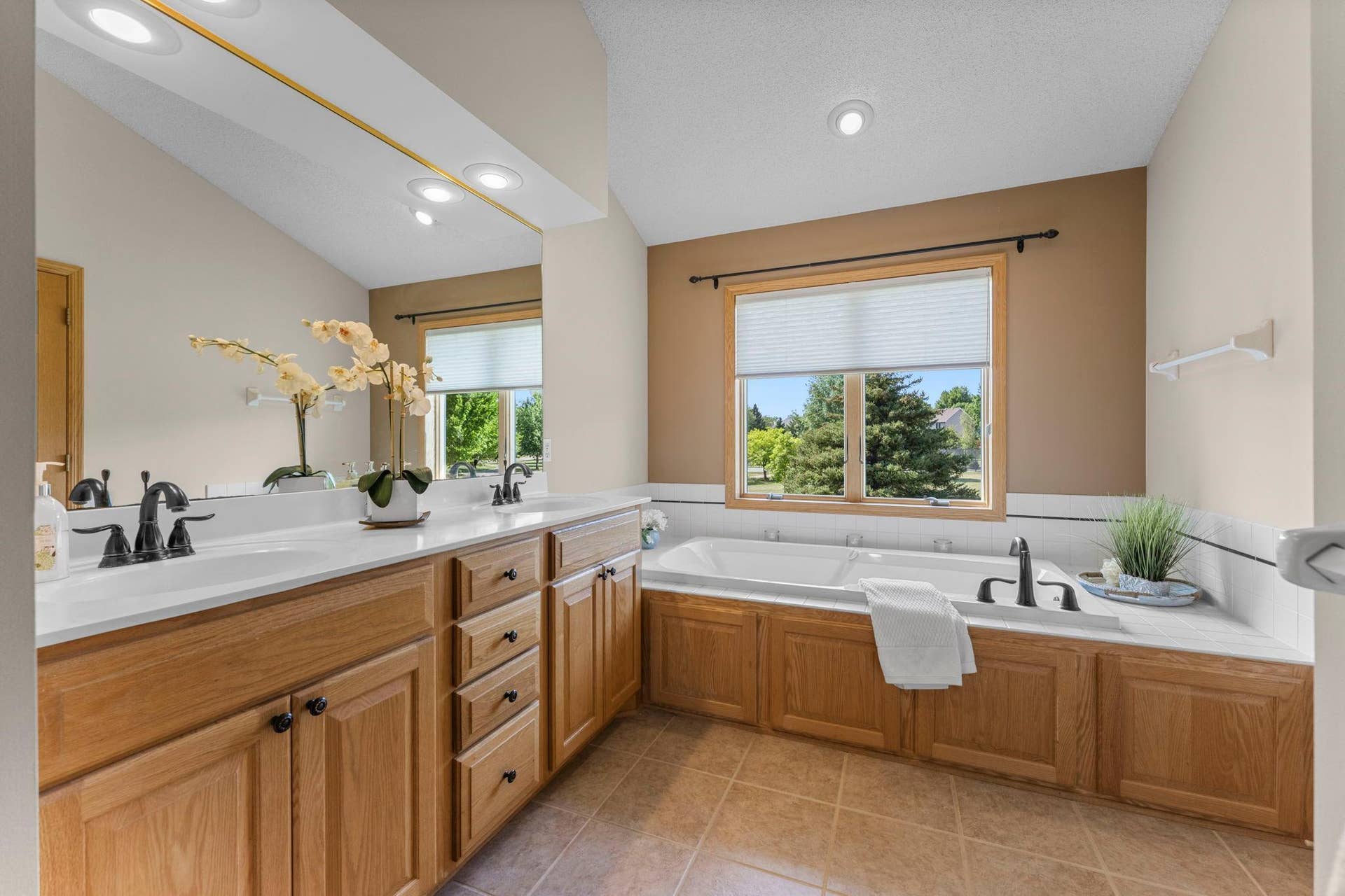 3685 Commonwealth Road, Woodbury, MN 55125