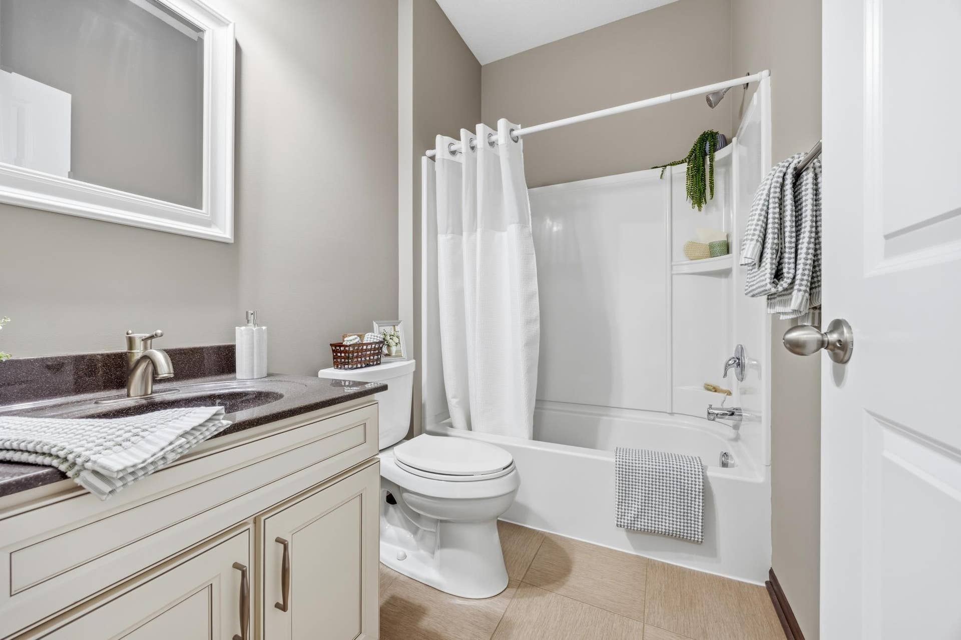 7417 Shadyview Lane N, Maple Grove, MN 55311 Main floor full bathroom featuring tub/shower combo and neutral finishes.