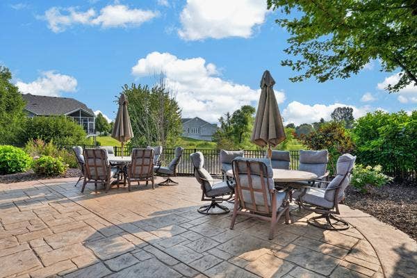 7417 Shadyview Lane N, Maple Grove, MN 55311 Clubhouse Outdoor Patio