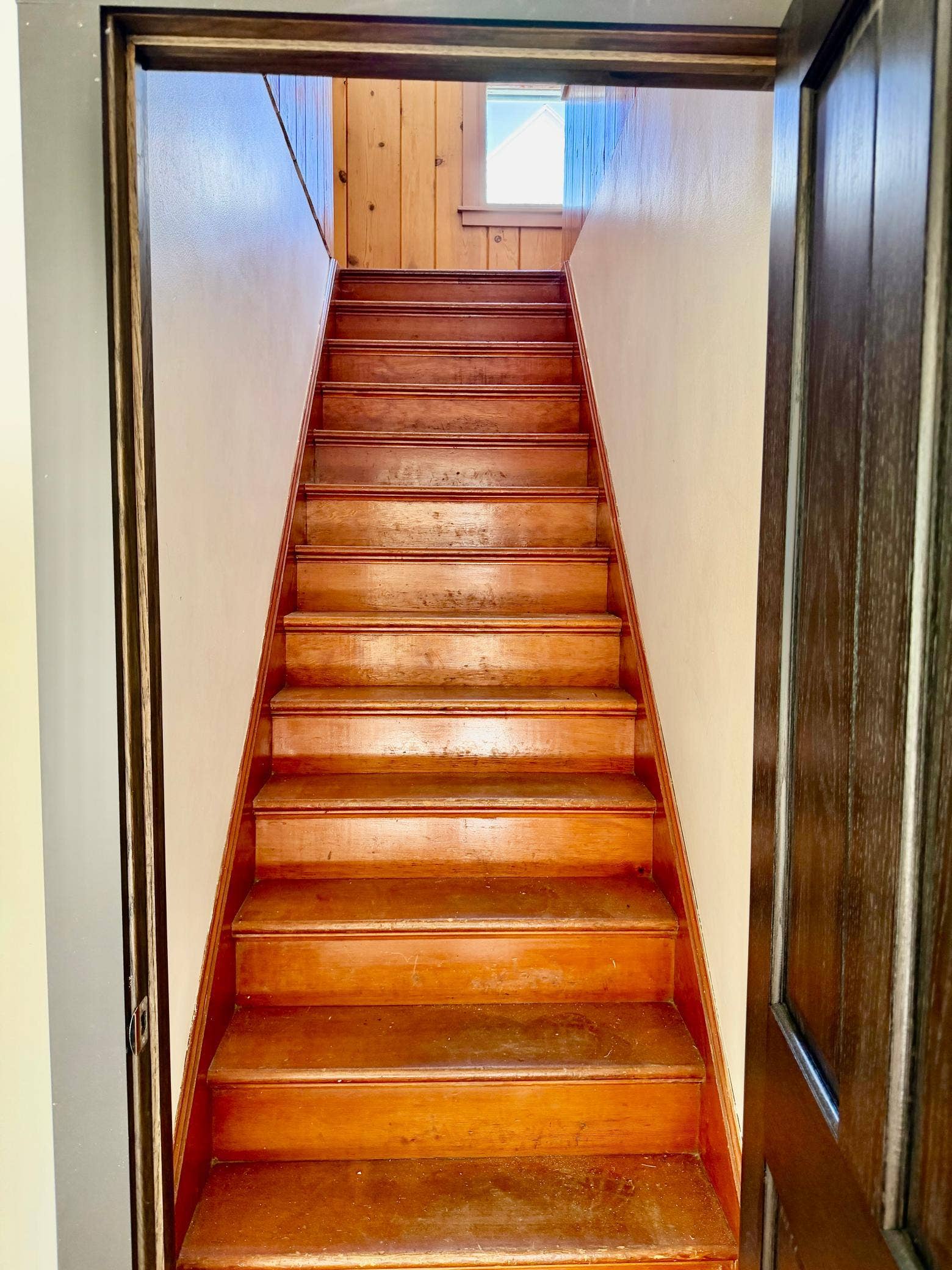 602 12th Street N, Benson, MN 56215 hardwood stairs
