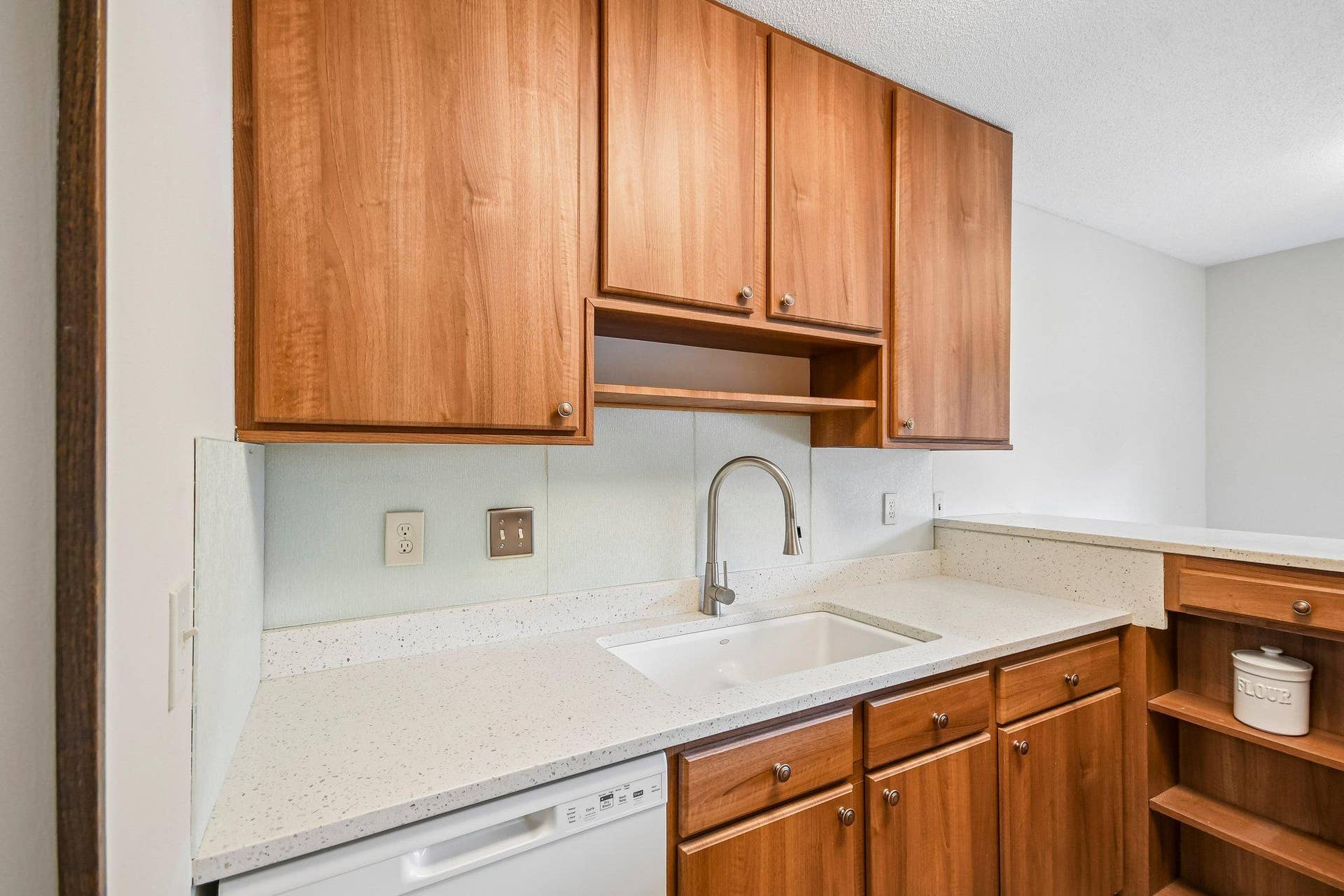 1748 Mcknight Road N, #24, Maplewood, MN 55109 16-web-or-mls-McKnight Rd N-S2508-016.jpg