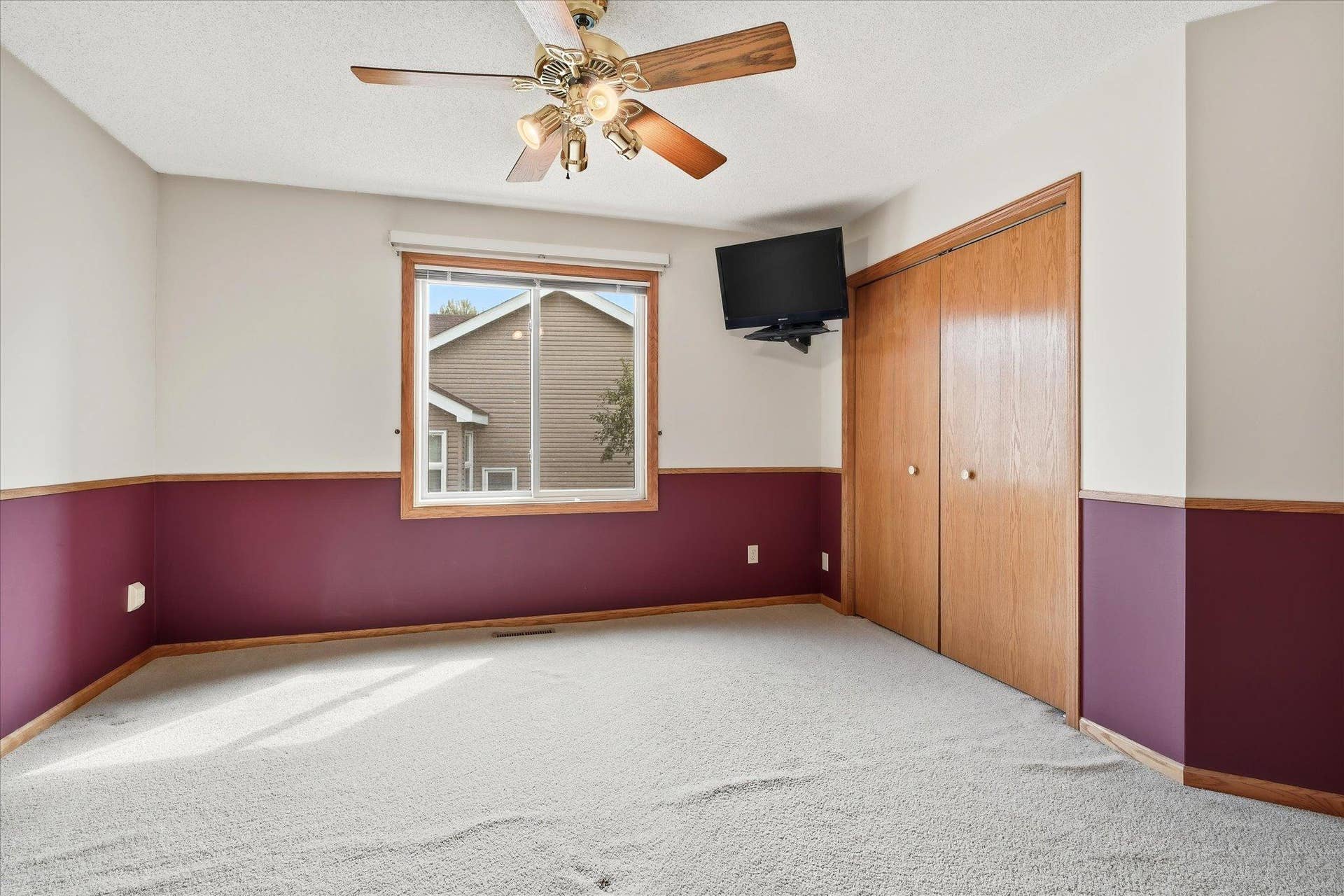 9225 Queens Gardens, Brooklyn Park, MN 55443 Spacious primary bedroom offers plenty of room for a full bedroom suite along with great natural light and a large double closet.