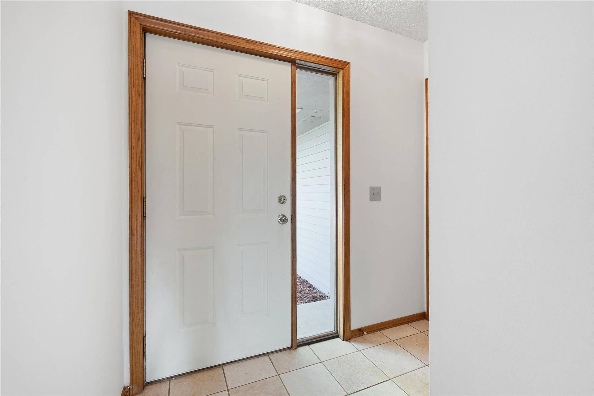 9225 Queens Gardens, Brooklyn Park, MN 55443 Step inside to a bright, welcoming foyer with ceramic tile floors, a coat closet and direct access to the heated garage.