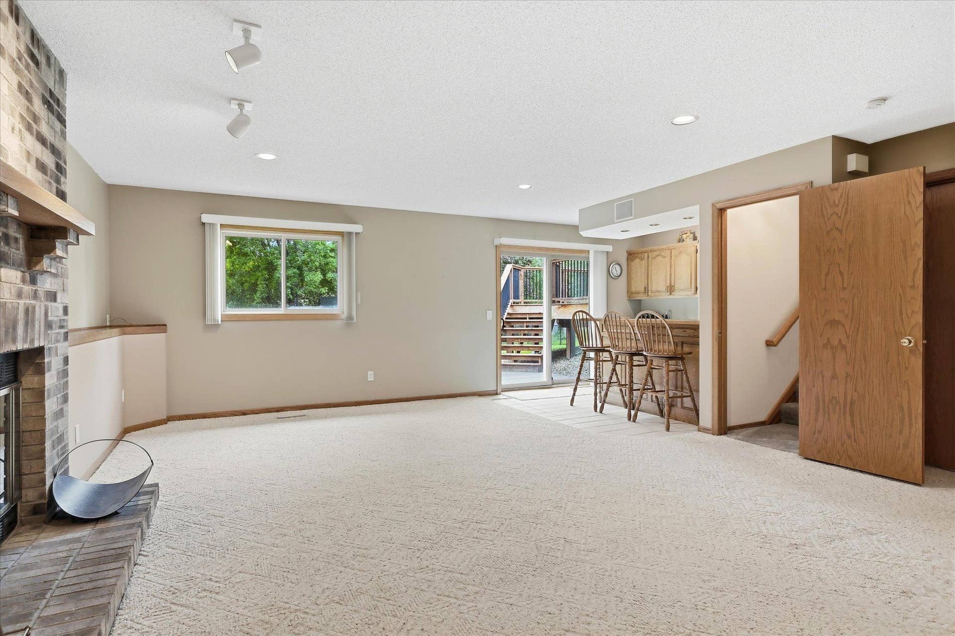 9225 Queens Gardens, Brooklyn Park, MN 55443 Spacious walkout lower-level family room provides a comfortable second gathering space with plenty of room for relaxing and entertaining.