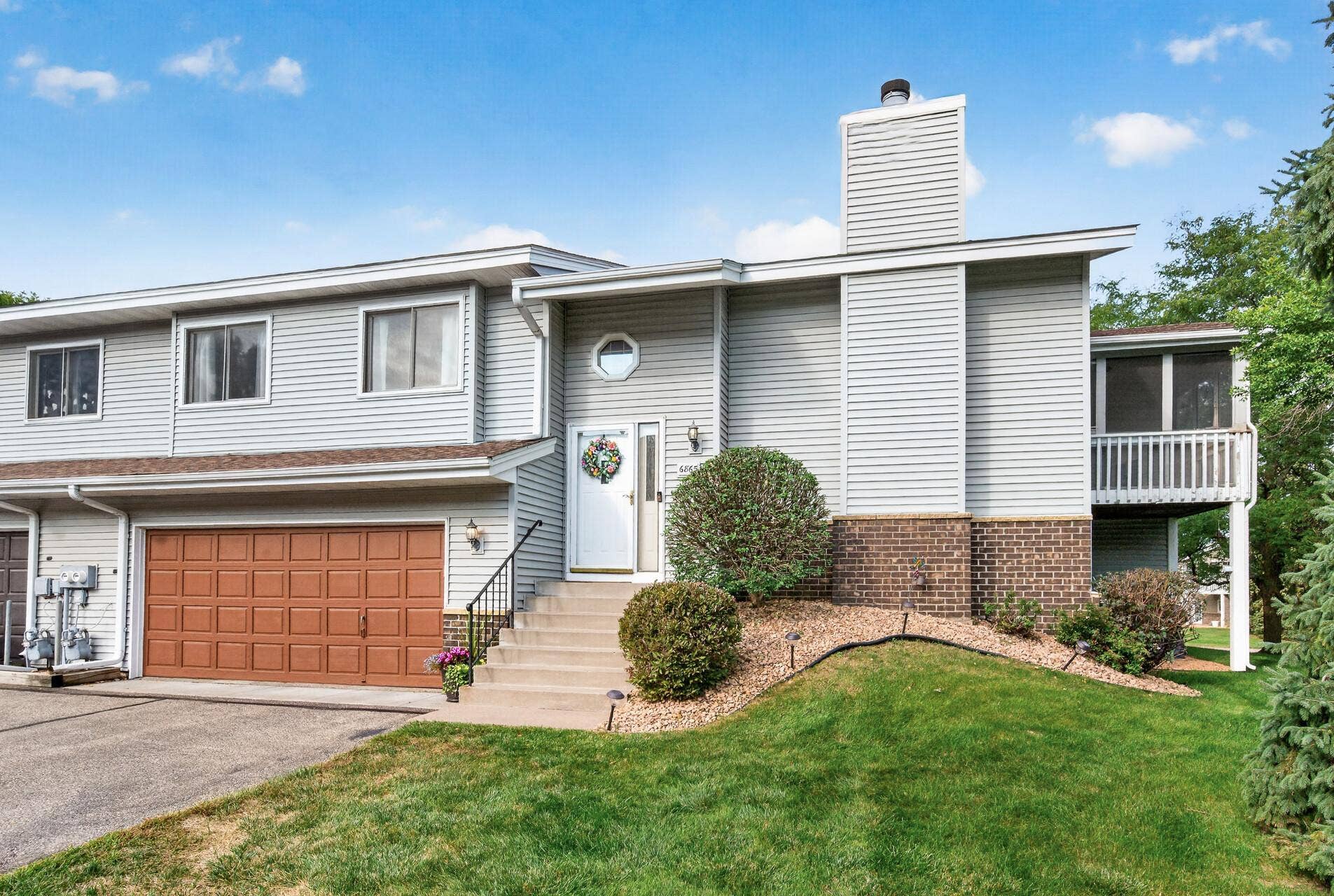 6865 Romeo Road, Woodbury, MN 55125 Welcome to 6865 Romeo Road, a spacious end-unit townhome nestled in an incredible Woodbury location.
