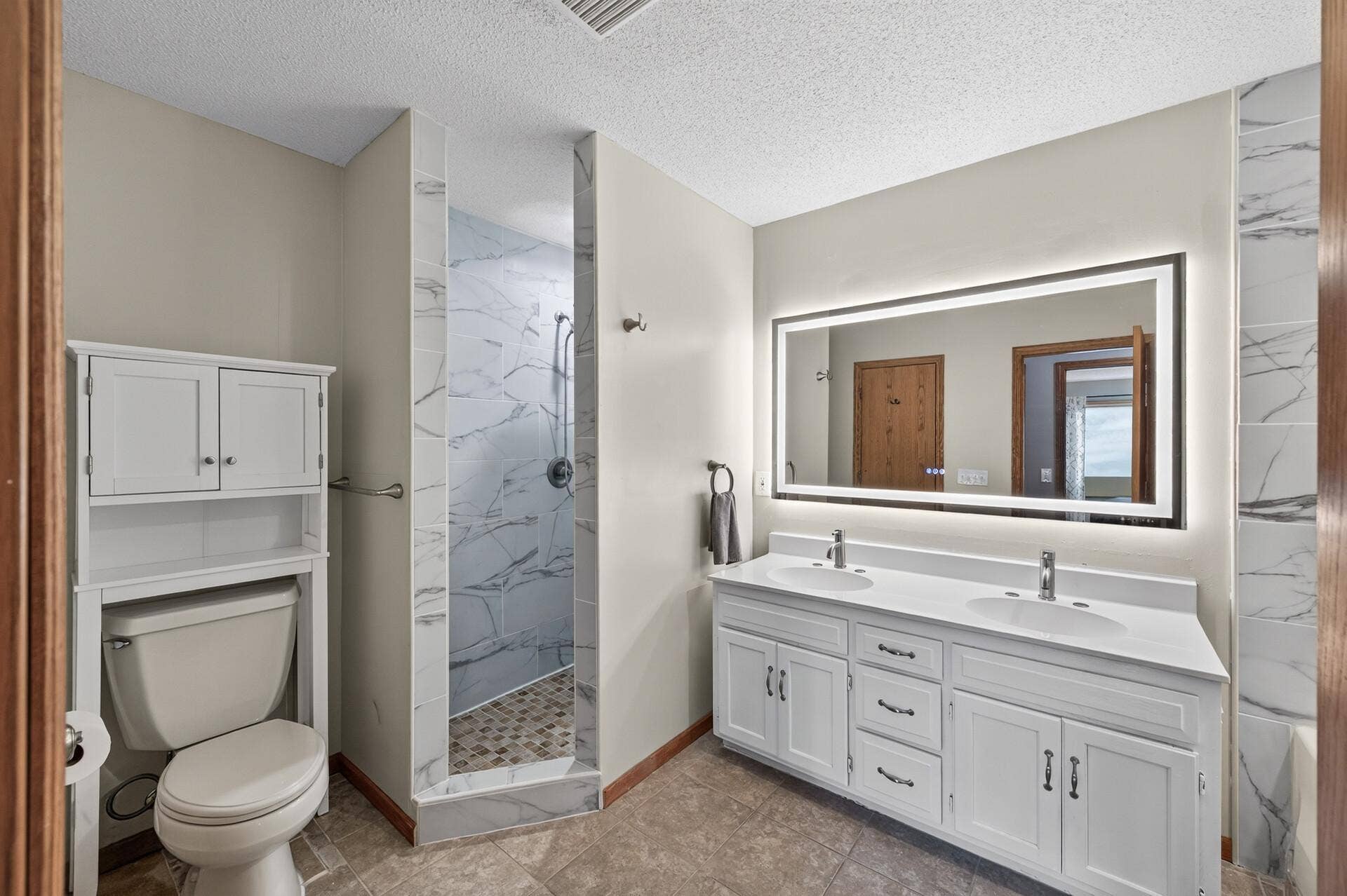 6865 Romeo Road, Woodbury, MN 55125 Enjoy the convenience of both a large soaking tub and separate walk-in shower.