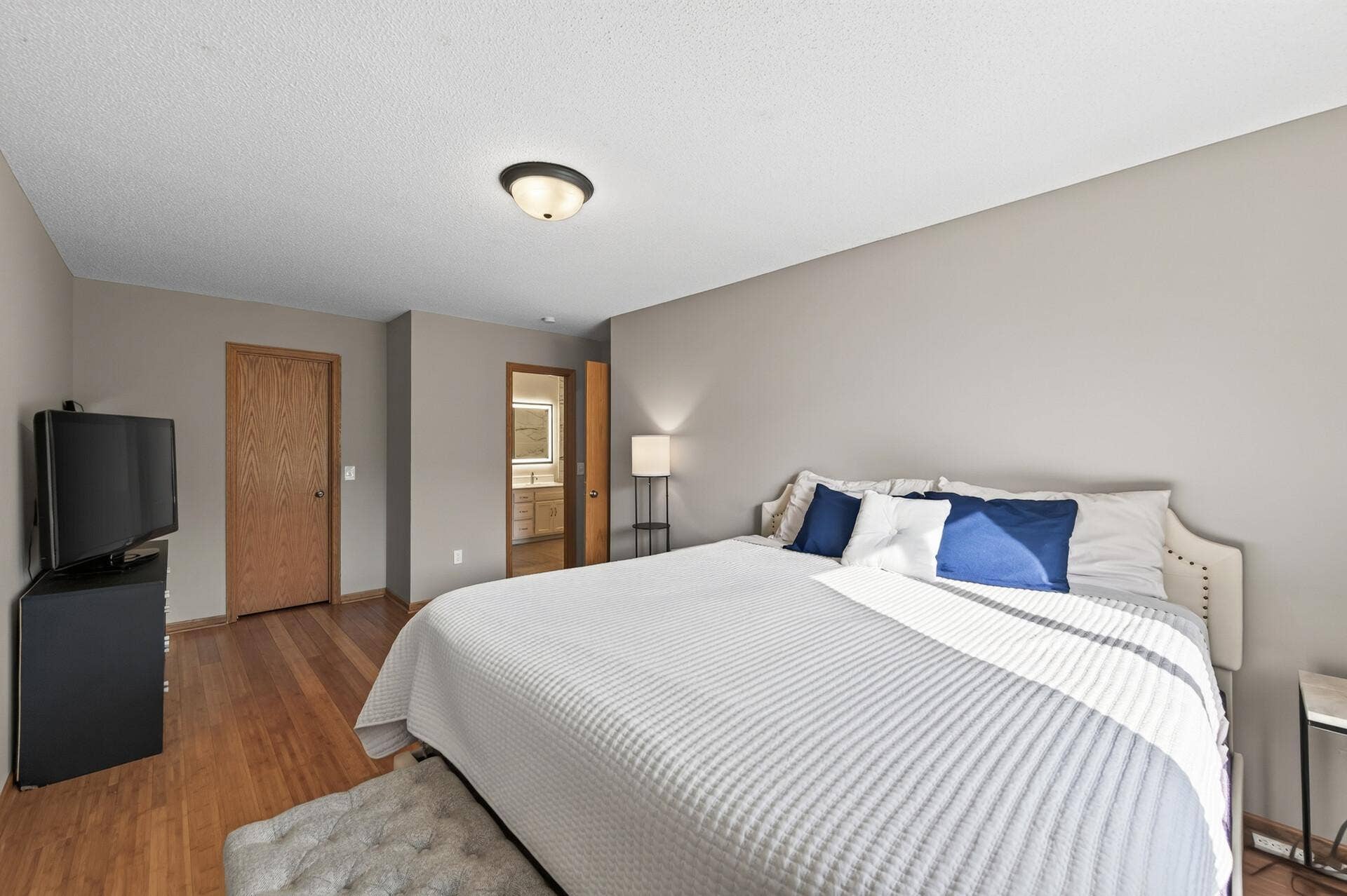 6865 Romeo Road, Woodbury, MN 55125 Complete with a walk-in closet and convenient access to the full walk-through bathroom.