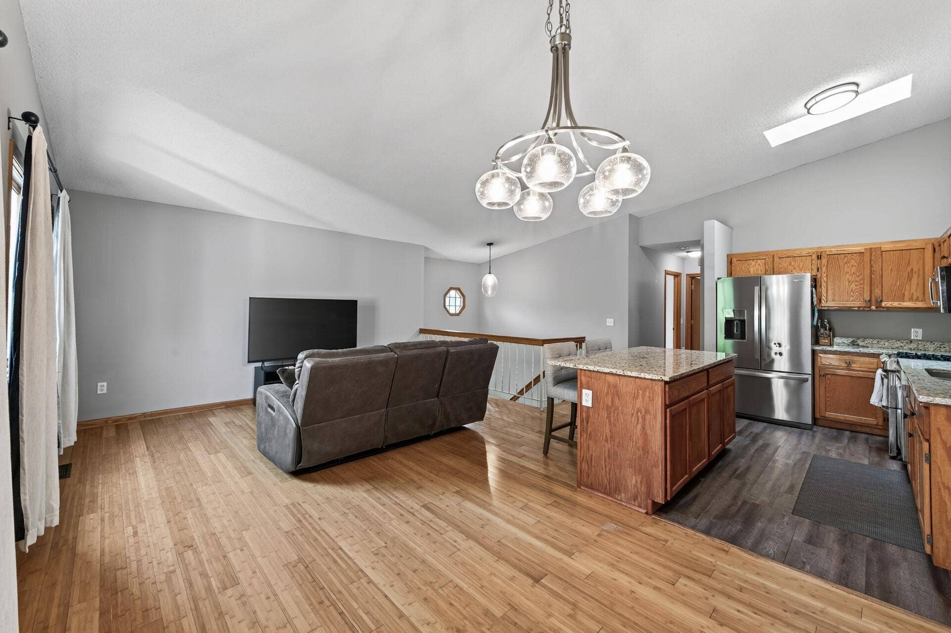 6865 Romeo Road, Woodbury, MN 55125 Large windows, skylights and modern light fixtures create a bright and inviting upper level!