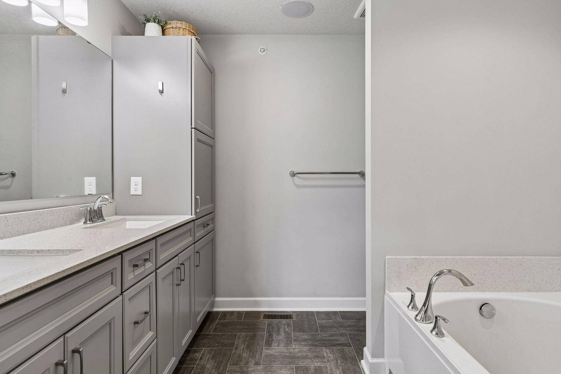 4297 Corn Silk Lane, Woodbury, MN 55129 Primary full bathroom