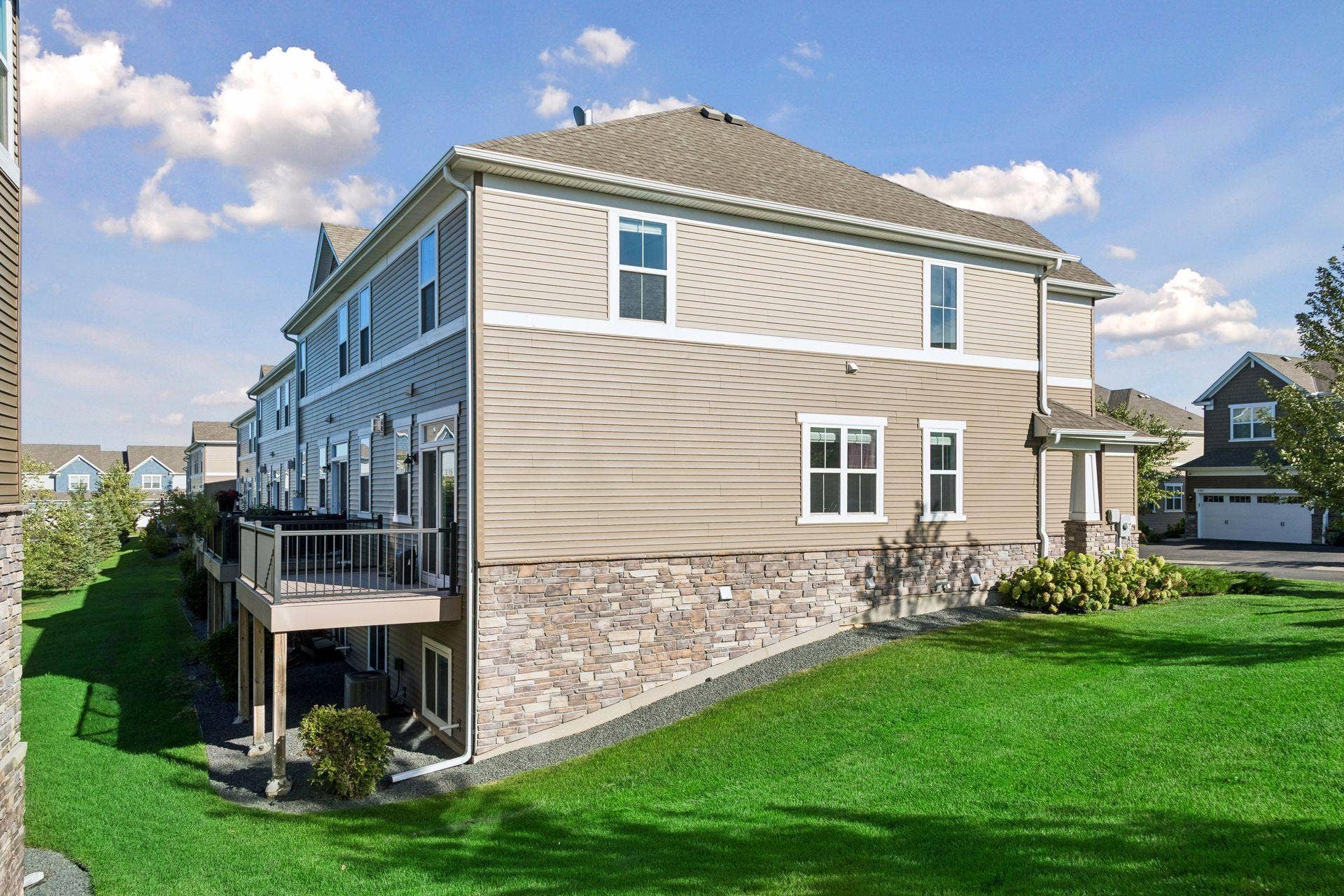 4297 Corn Silk Lane, Woodbury, MN 55129 End unit side of townhome