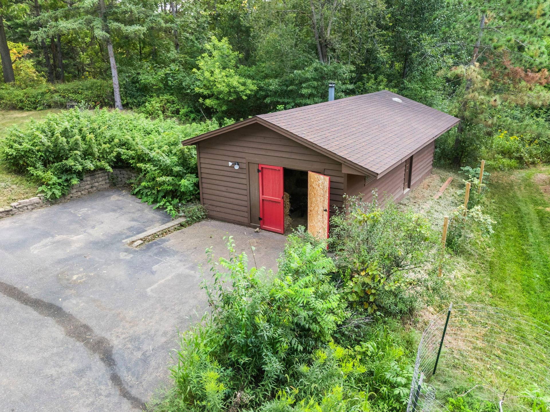 1373 Pine View Trail, Houlton, WI 54082 Garage