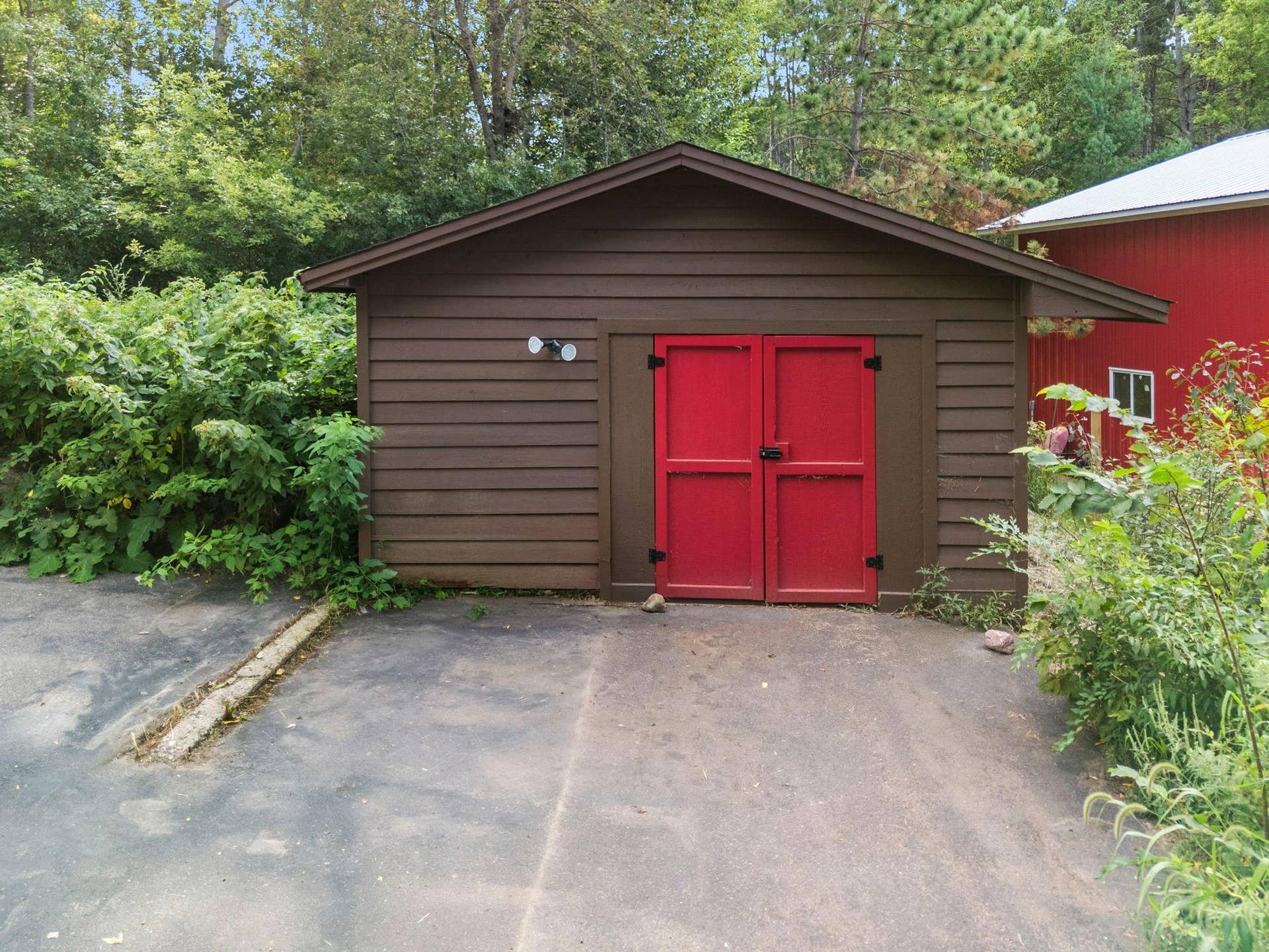1373 Pine View Trail, Houlton, WI 54082 Garage